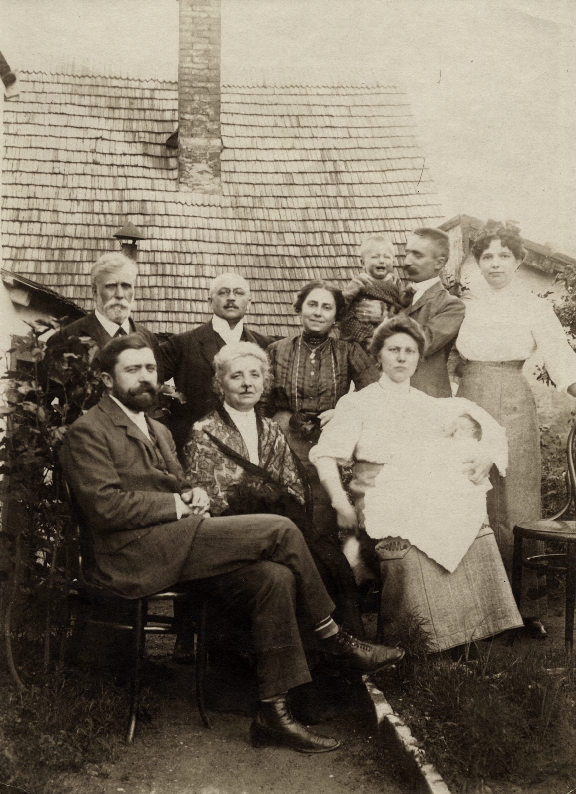 1913, Hanser Mária, family, yard, tableau, leg over leg, Fortepan #120573