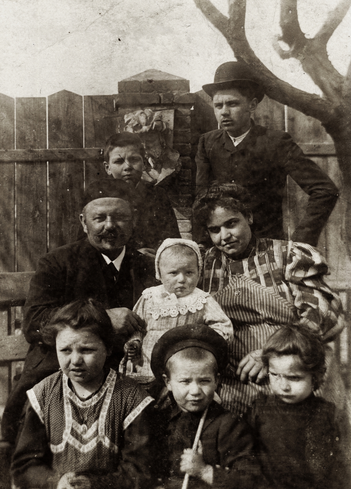 1913, Hanser Mária, family, yard, tableau, lath fence, attire, Fortepan #120575