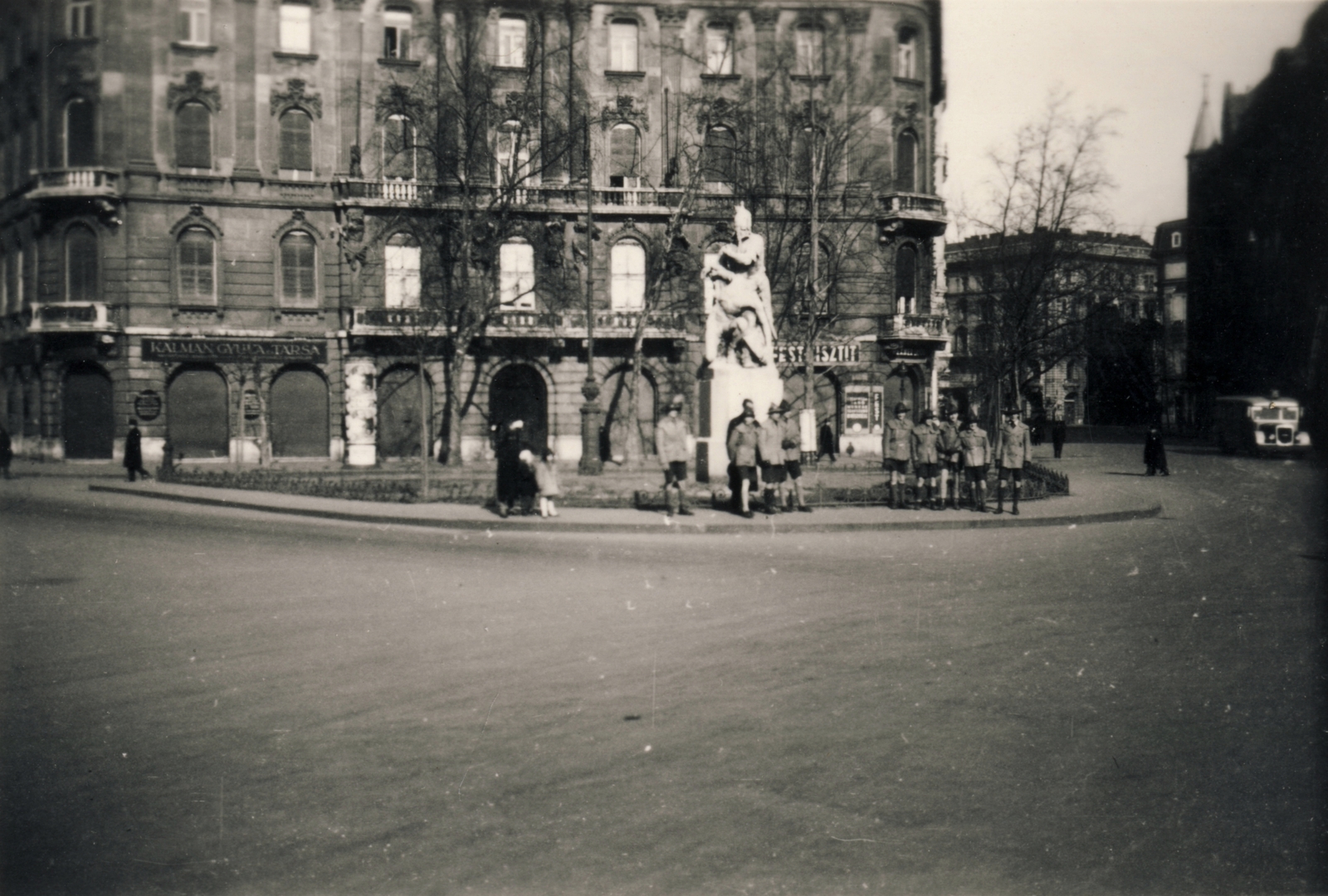 Hungary, Budapest V., Szabadság tér, Irredenta szoborcsoport »Kelet« (Pásztor János, 1921.). Jobbra az Aulich utca., 1938, Hanser Mária, Budapest, scouting, Fortepan #120582