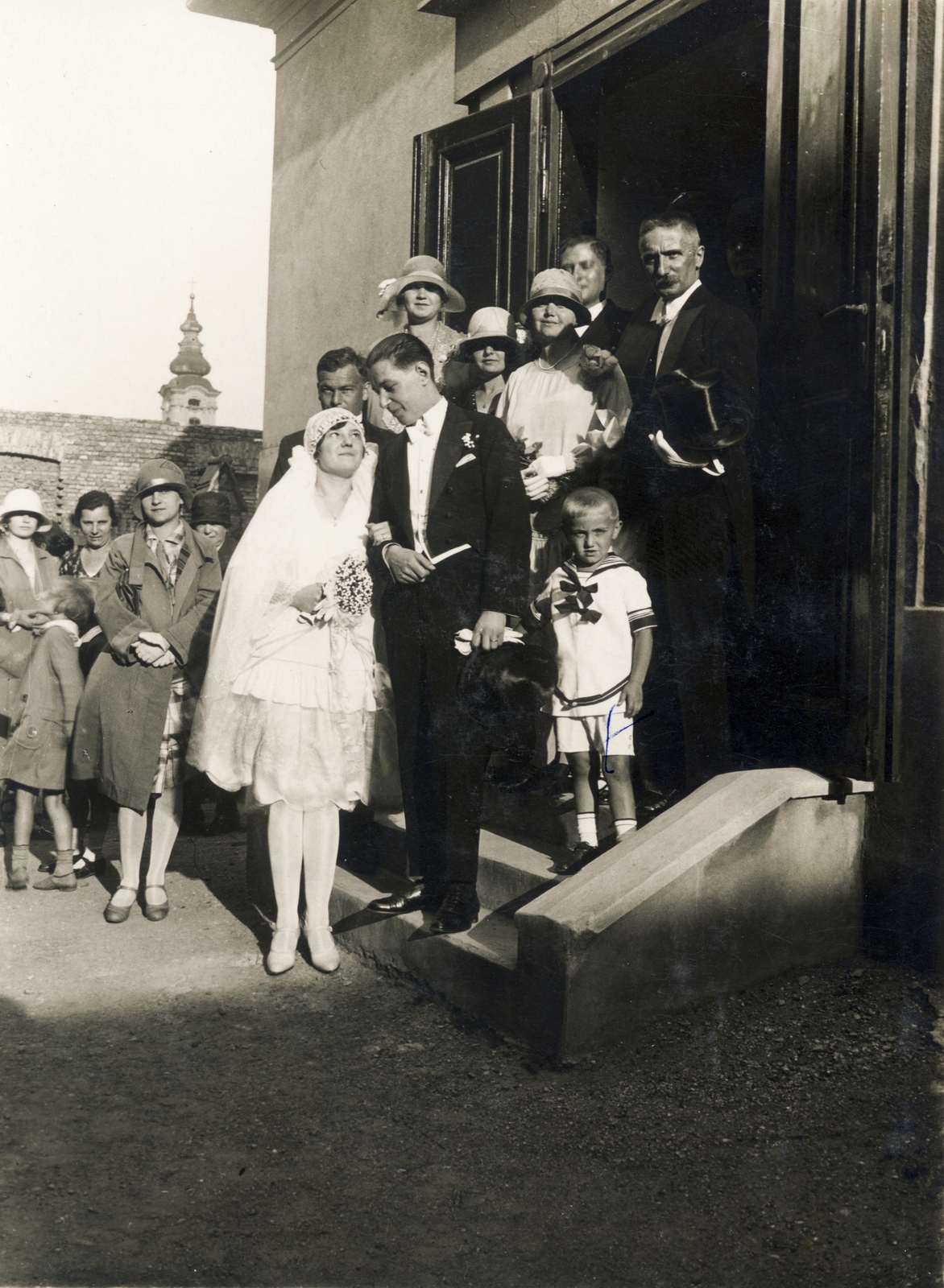 Hungary, Óbuda, Budapest III., háttérben a Szent Péter és Pál-templom toronysisakja., 1930, Hanser Mária, fashion, hat, wedding ceremony, yard, tableau, top hat, white tie, Budapest, sailor dress, Fortepan #120584