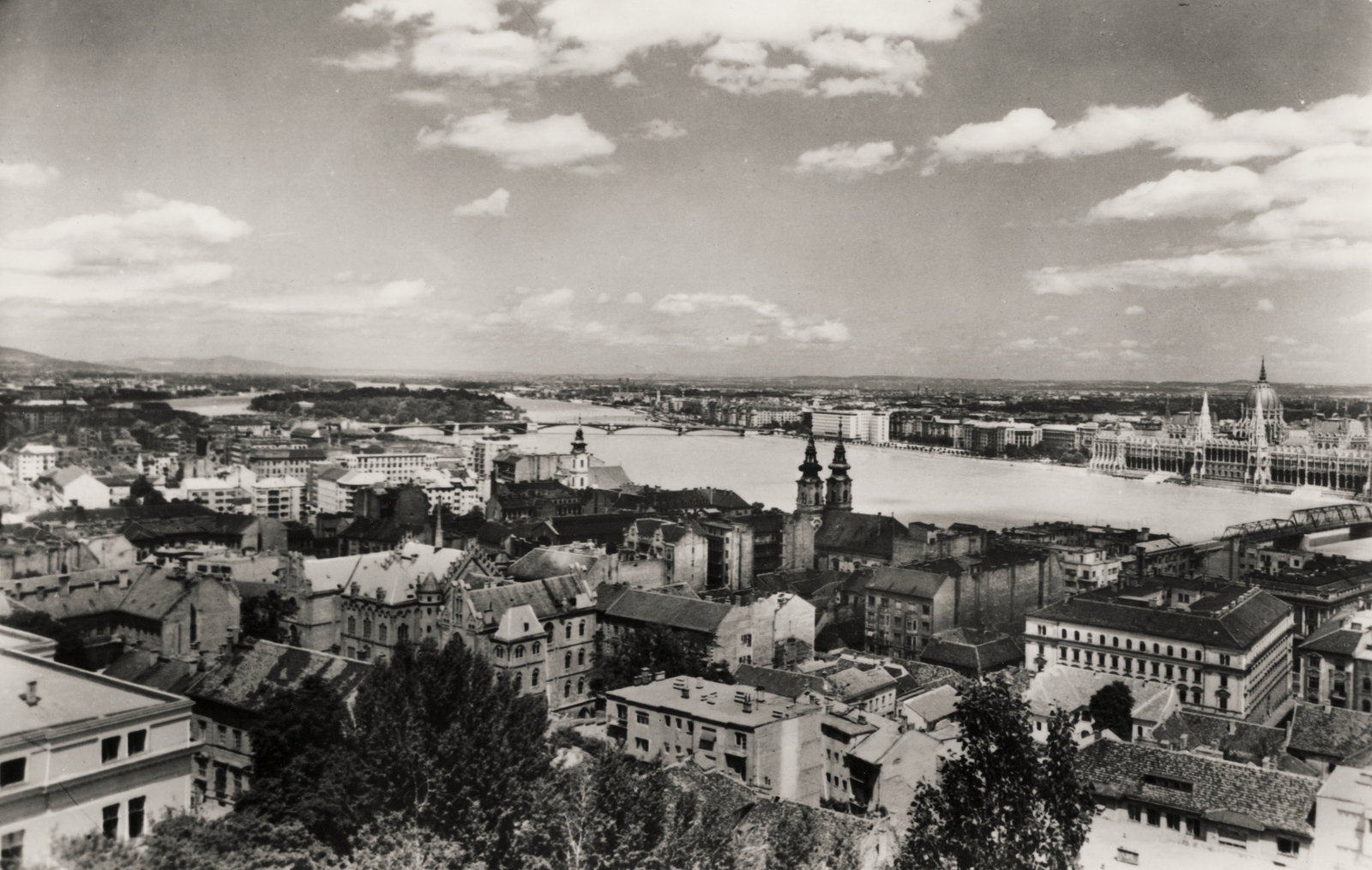 Magyarország, budai Vár, Budapest I., kilátás a Halászbástyáról a Margit híd és a Margit-sziget felé, előtérben a Toldy Ferenc Gimnázium., 1957, Hanser Mária, látkép, kilátás, országház, Budapest, Fortepan #120585