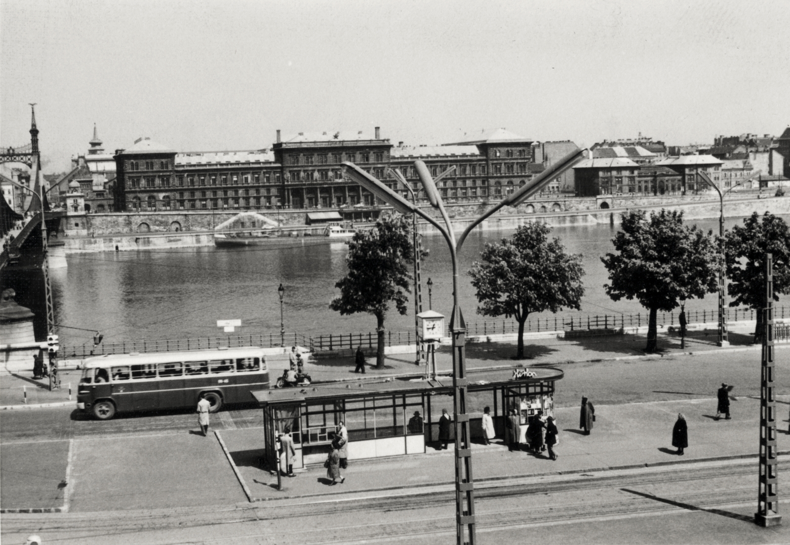 Magyarország, Budapest XI., Szent Gellért tér, szemben a Fővám (Dimitrov) téren a Marx Károly Közgazdaságtudományi Egyetem (később Corvinus Egyetem)., 1960, Hanser Mária, egyetem, Duna, Budapest, Fortepan #120588