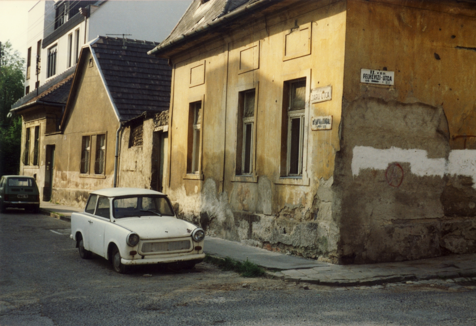 Hungary, Budapest II., Daru utca - Felhévizi utca sarok., 1988, Hanser Mária, colorful, Trabant-brand, Polski Fiat-brand, wreck, cornerhouse, Budapest, Fortepan #120593