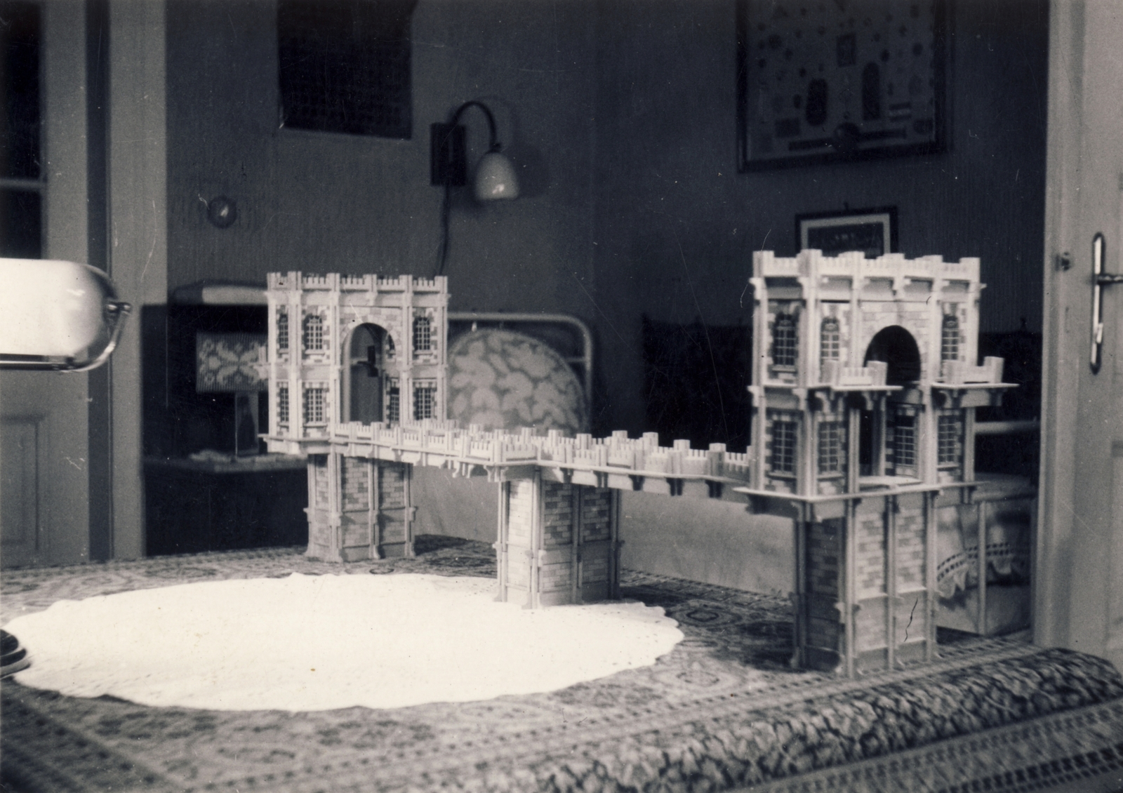 Hungary, Budapest II., a Daru utca 10. számú ház egyik lakása a Repkény utcai szárnyban., 1930, Hanser Mária, model, Budapest, Fortepan #120611