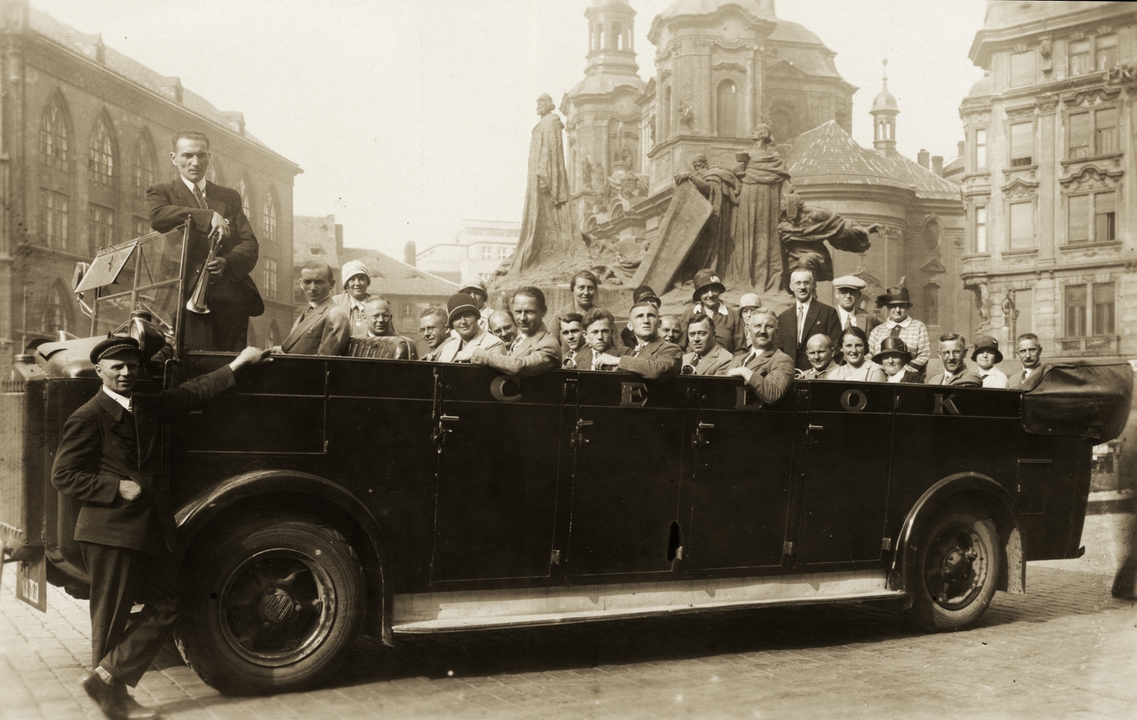 Czech Republik, Prague, Óváros tér (Staromestské námestí), Husz János emlékműve mögött a Szent Miklós-templom., 1929, Hanser Mária, Czechoslovakia, Tatra-brand, monument, sightseeing, sculptural group, Jan Hus-portrayal, Ladislav Šaloun-design, pointed arch, ČEDOK-organisation, Tatra T23, Fortepan #120613