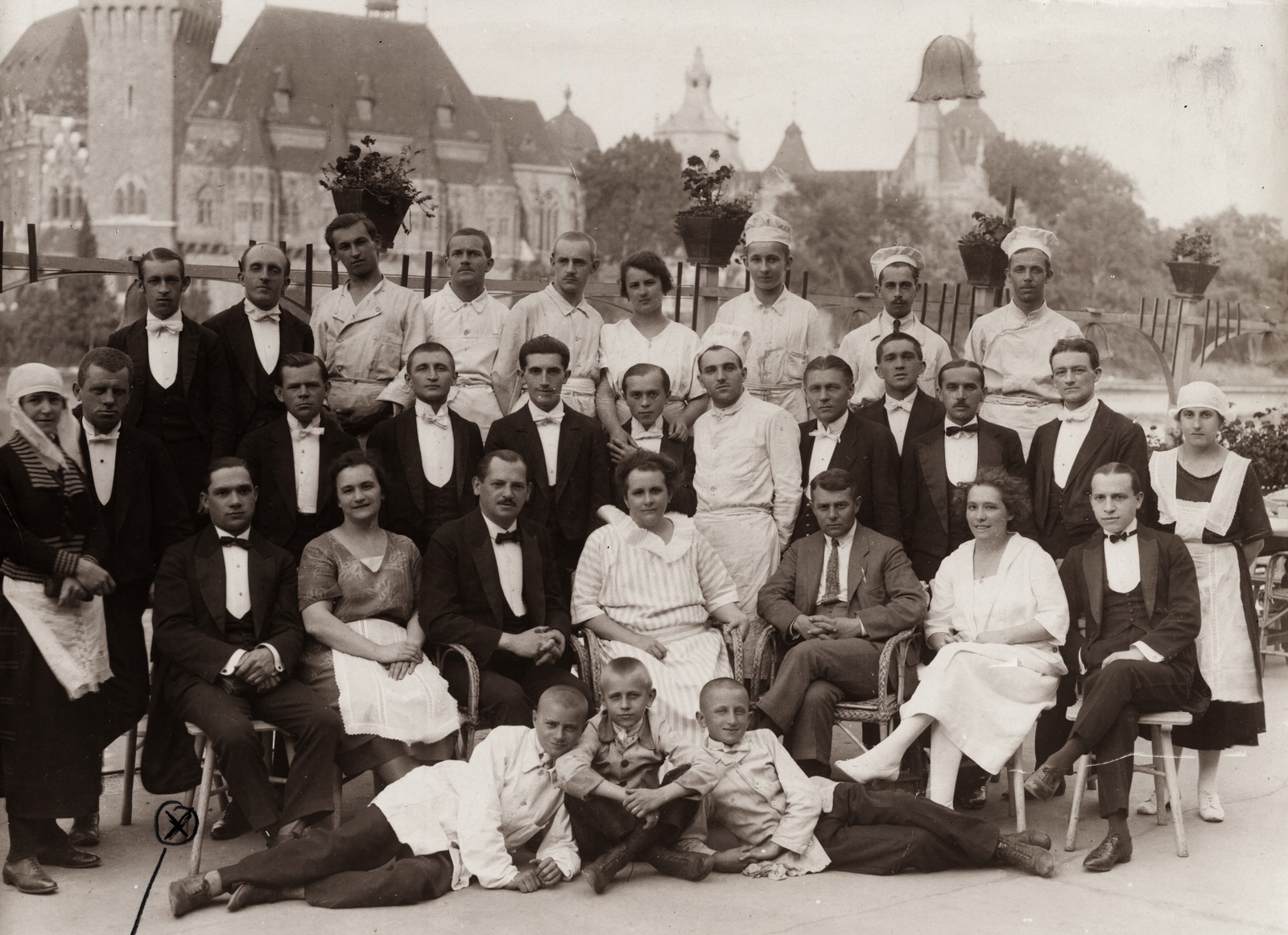 Magyarország, Városliget, Budapest XIV., Tó terasz étterem a Városligeti-tó partján, háttérben a Vajdahunyad vára., 1924, Hanser Mária, épített örökség, vendéglátás, kastély, csoportkép, Alpár Ignác-terv, csokornyakkendő, szakács, eklektikus építészet, Budapest, személyzet, Fortepan #120643