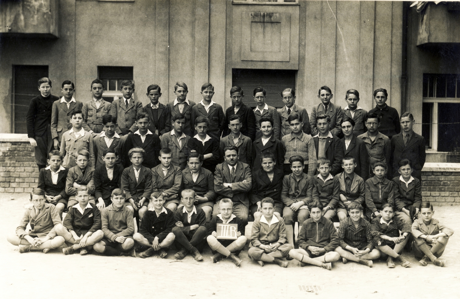Hungary, Budapest II., Frankel Leó út (Zsigmond utca) 114., Magyar Királyi Állami Árpád Reálgimnázium (később Budapest III., Nagyszombat utca 19., Árpád Gimnázium), csoportkép egy harmadikos osztályról., 1934, Hanser Mária, class photo, teacher, student, tableau, kids, Budapest, Fortepan #120655