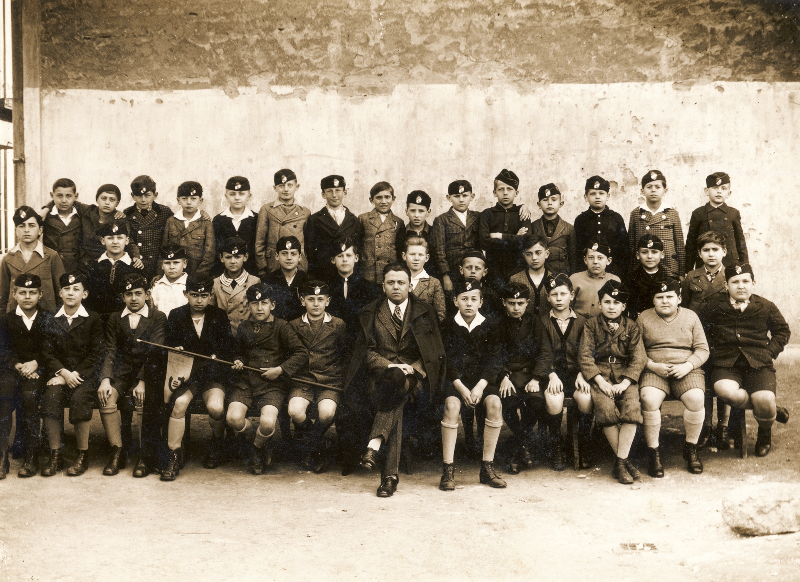 Magyarország, Budapest II., Frankel Leó út (Zsigmond utca) 114., Magyar Királyi Állami Árpád Reálgimnázium (később Budapest III., Nagyszombat utca 19., Árpád Gimnázium), csoportkép egy osztályról., 1932, Hanser Mária, tanár, diák, csoportkép, gyerekek, csatorna, zászló, osztálykép, diáksapka, Budapest, Fortepan #120657