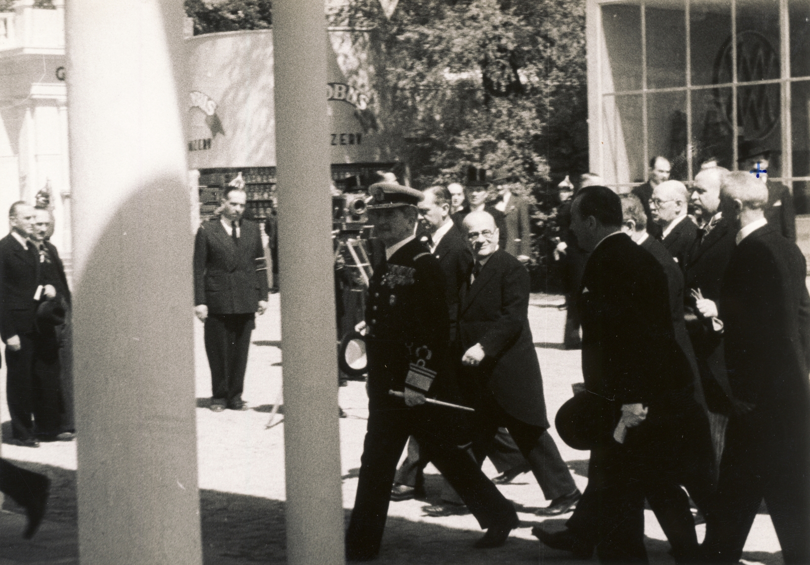Hungary, Budapest XIV., Horthy Miklós kormányzó, mögötte szemüveggel Chorin Ferenc a Gyáriparosok Országos Szövetsége (GYOSZ) elnöke a Felten & Guilleaume, Kábel, Sodrony- és Sodronykötél Rt. pavilonja előtt., 1939, Hanser Mária, celebrity, uniform, genre painting, top hat, movie camera, Budapest, Globus-brand, Fortepan #120668