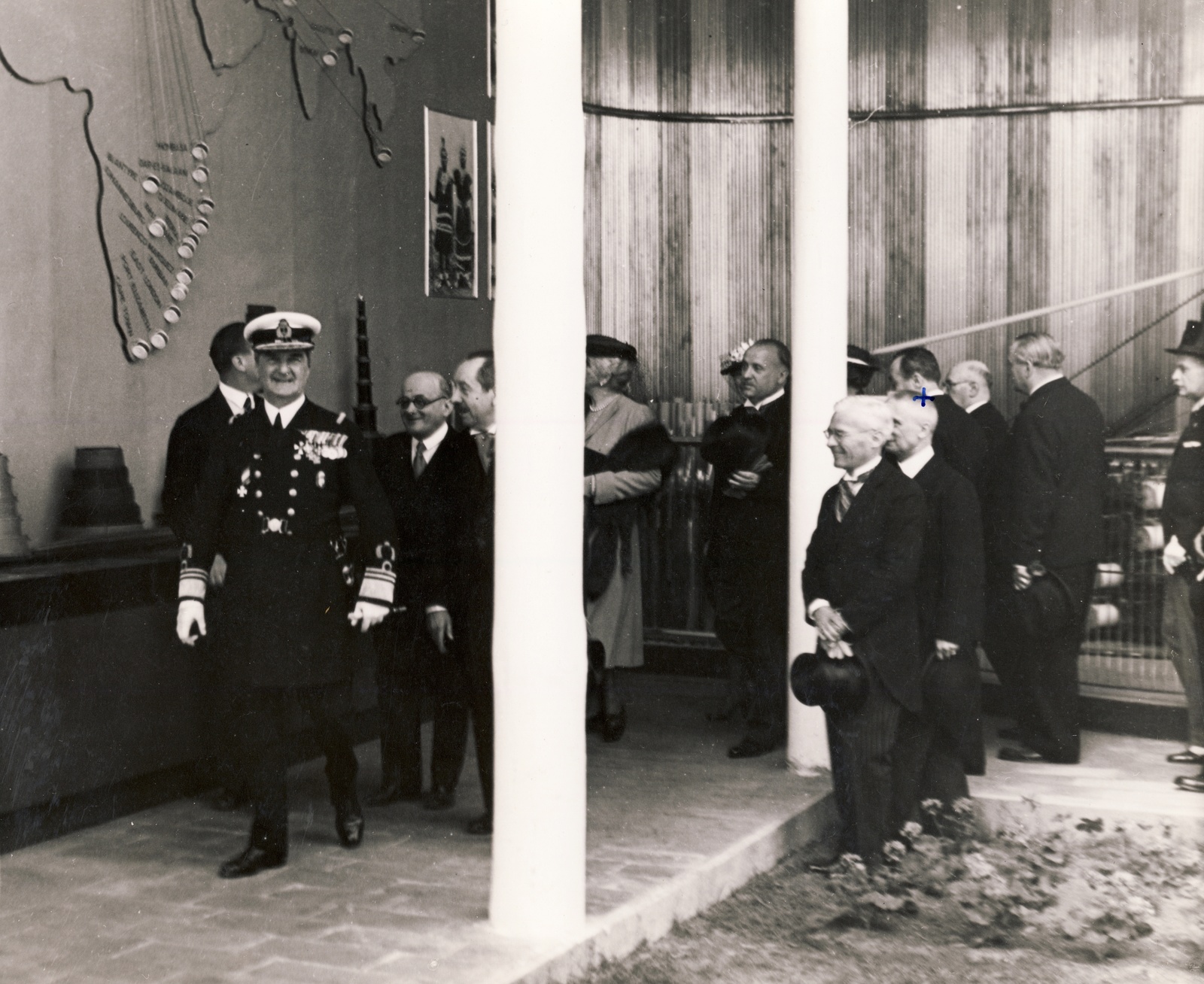 Hungary, Budapest XIV., Horthy Miklós kormányzó, mögötte szemüveggel Chorin Ferenc a Gyáriparosok Országos Szövetsége (GYOSZ) elnöke a Felten & Guilleaume, Kábel, Sodrony- és Sodronykötél Rt. pavilonjában., 1939, Hanser Mária, celebrity, uniform, genre painting, top hat, Budapest, Fortepan #120670