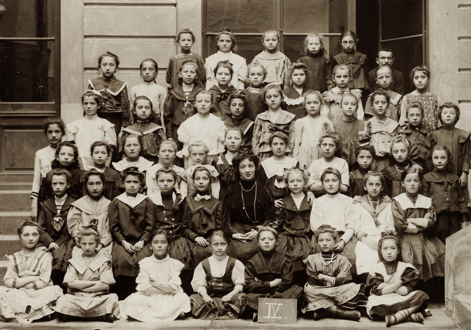 A felvétel 1899-ben készült., 1900, Hanser Mária, class photo, girls' class, teacher, Fortepan #120687