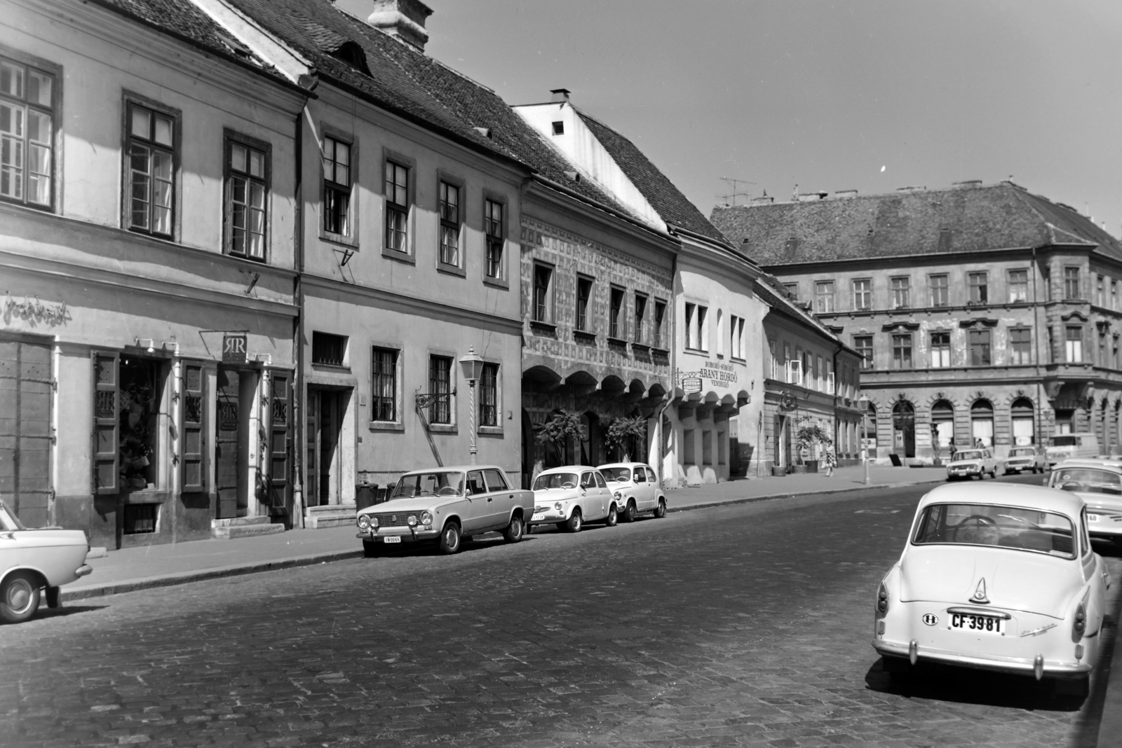 Magyarország, budai Vár, Budapest I., Tárnok utca a Balta köz felé nézve., 1973, Inkey Tibor, Fiat-márka, Zastava 750, rendszám, Fiat 600, Steyr-Puch 500, Budapest, Fortepan #120700