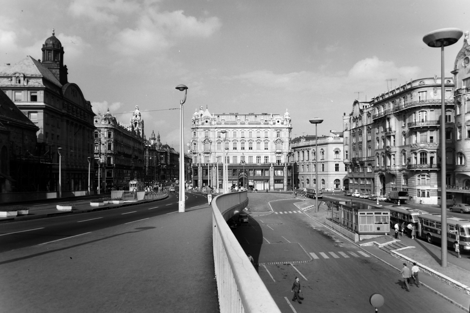 Hungary, Budapest V., Március 15. tér, Erzsébet híd pesti hídfő. Szemben a déli Klotild palota., 1970, Inkey Tibor, Budapest, Fortepan #120701