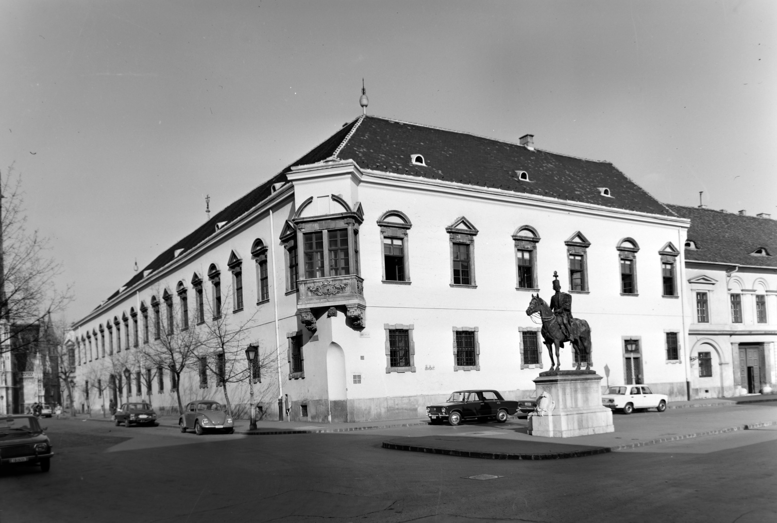 Magyarország, budai Vár, Budapest I., Szentháromság utca - Úri utca sarok, a régi budai Városháza épülete. Jobbra Hadik András lovasszobra (ifj. Vastagh György, 1937.)., 1973, Inkey Tibor, Volkswagen-márka, Volkswagen Bogár, Budapest, Fortepan #120702