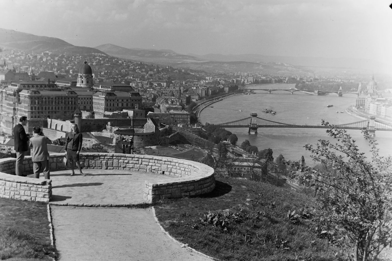 Hungary, Budapest I., kilátás a Budavári Palota (korábban Királyi Palota) és a Széchenyi Lánchíd felé., 1966, Inkey Tibor, Budapest, Fortepan #120703