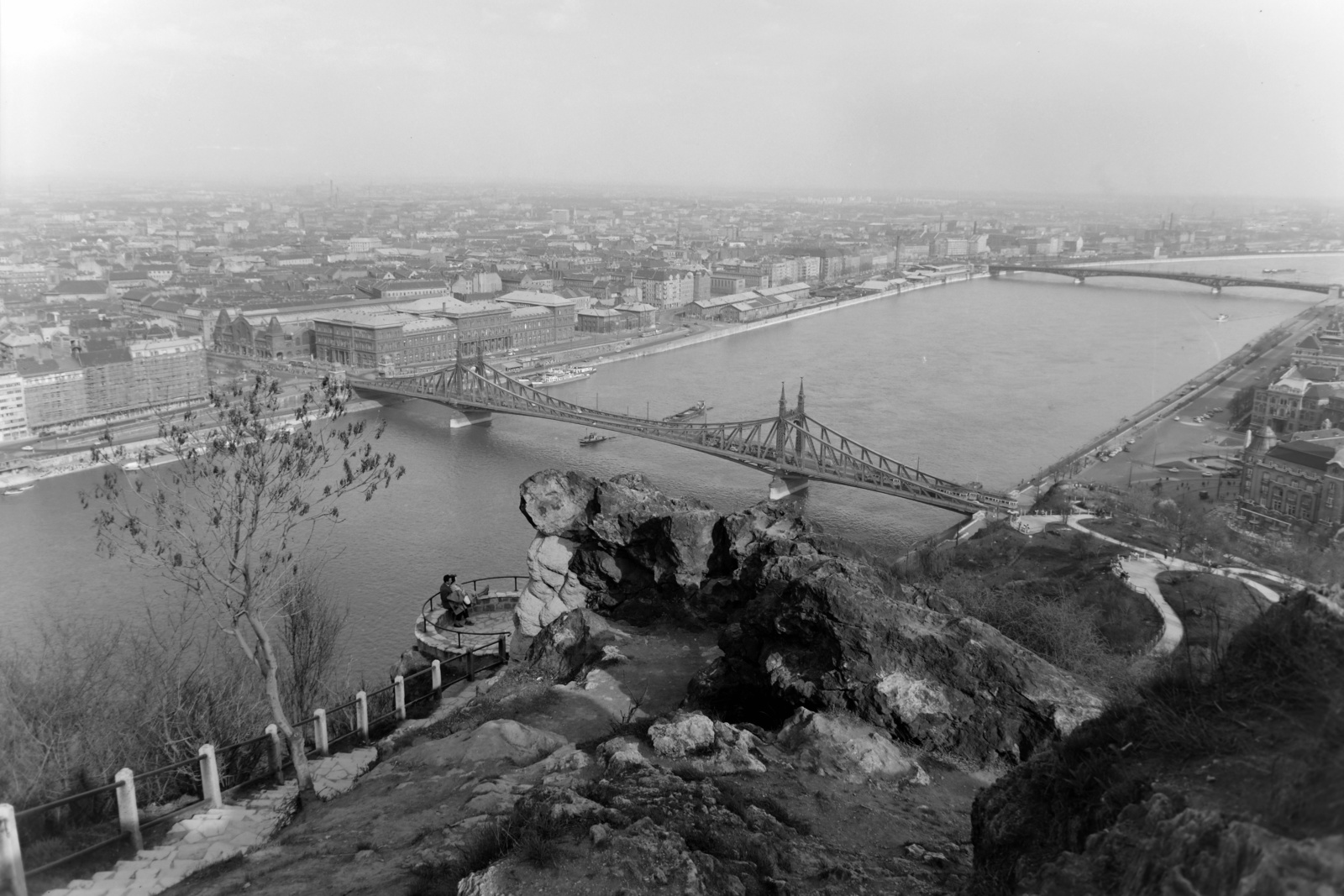 Magyarország, Budapest XI.,Budapest IX., kilátás a Szabadság híd, Duna és a Közraktárak felé, jobbra a Petőfi híd., 1962, Inkey Tibor, Budapest, Fortepan #120711