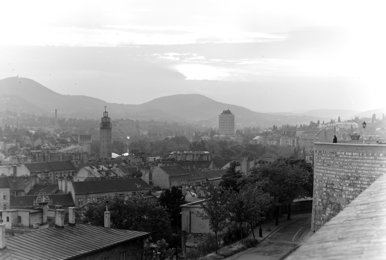 Hungary, Budapest I., kilátás a Tóth Árpád sétányról a budai hegyek felé, szemben balra a városmajori templom tornya, szemben a Budapest körszálló, jobbra az Esztergomi rondella látszik., 1967, Inkey Tibor, Budapest, picture, Fortepan #120713