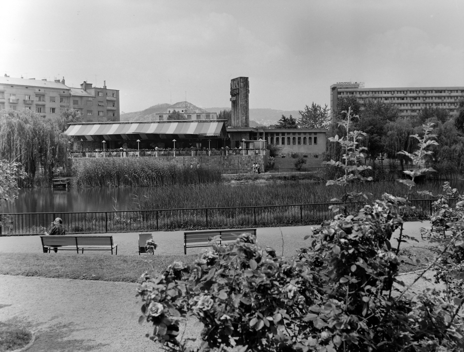 Magyarország, Budapest XI., Feneketlen-tó, szemben a Park Étterem, jobbra a Sport (később Flamenco) szálló., 1967, Inkey Tibor, Budapest, Fortepan #120714