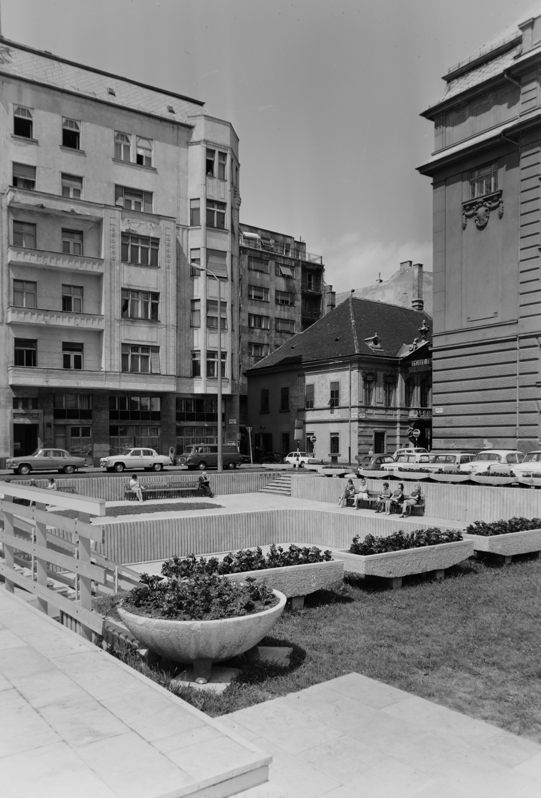 Hungary, Budapest V., Március 15. tér, park és a római romterület (Contra-aquincum) bemutatóhely. Szemben a Péterffy-palota, benne a Százéves Étterem, jobbra a Piarista tömb., 1974, Inkey Tibor, Budapest, Fortepan #120716