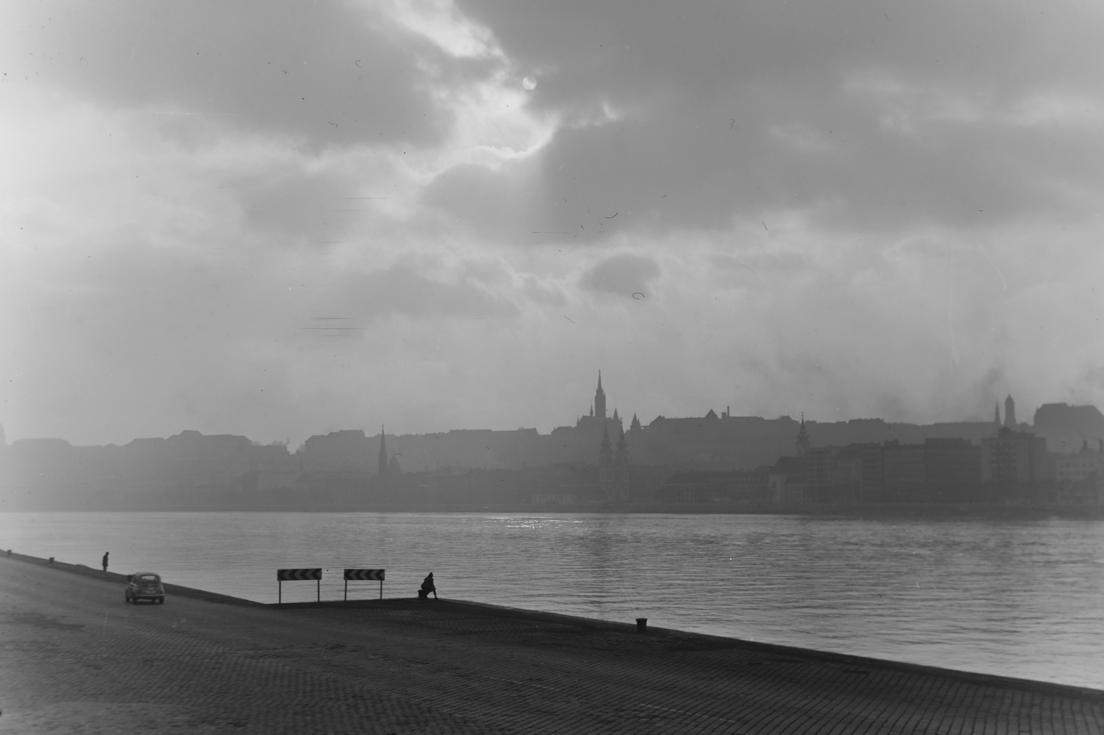 Magyarország, Budapest V., pesti alsó rakpart a Jászai Mari térnél, szemben a budai Vár., 1962, Inkey Tibor, Budapest, Fortepan #120718