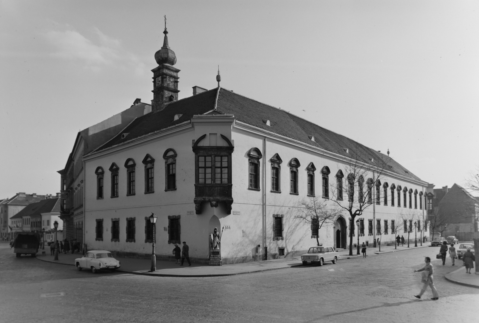 Hungary, Budapest I., Szentháromság tér, Tárnok utca - Szentháromság utca sarok, a régi budai Városháza épülete., 1973, Inkey Tibor, Lada-brand, Wartburg-brand, Budapest, Fortepan #120723