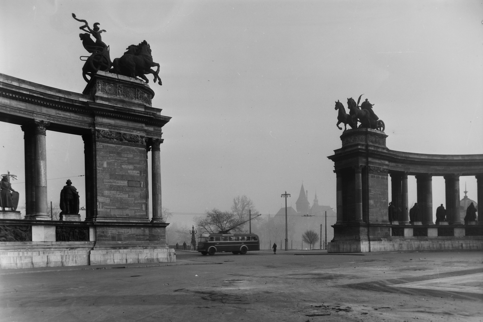 Hungary, Budapest XIV., Hősök tere, Millenniumi emlékmű, a háttérben a Vajdahunyad vára., 1958, Inkey Tibor, trolley bus, pantograph, Budapest, Fortepan #120727
