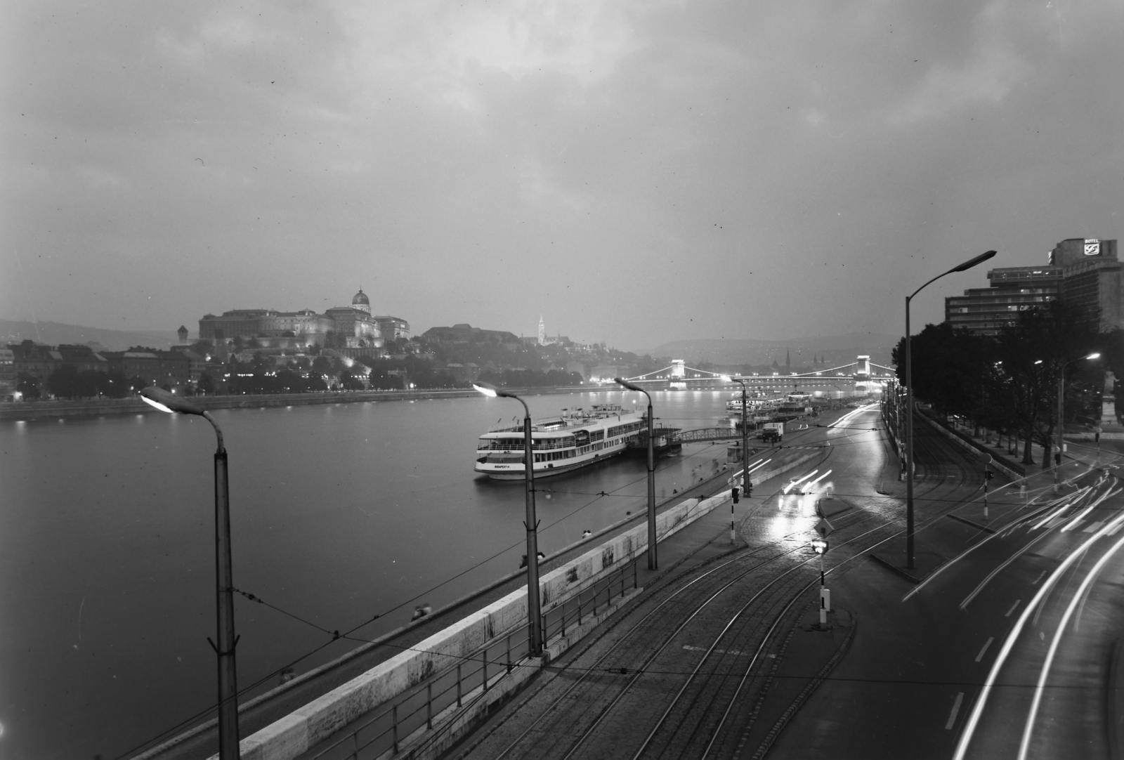 Magyarország, Budapest V.,Budapest I., esti látkép az Erzsébet híd felől a budai Vár és a Széchenyi Lánchíd felé., 1975, Inkey Tibor, Budapest, Fortepan #120728