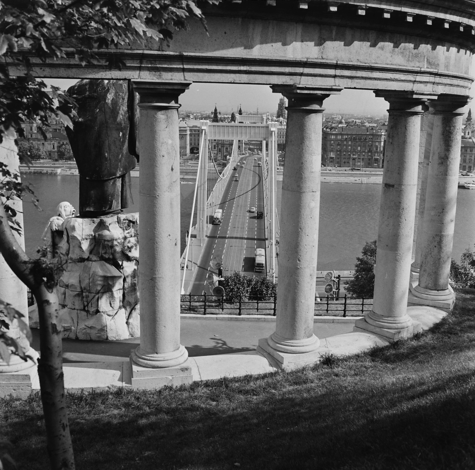 Hungary, Budapest I., Erzsébet híd a Szent Gellért szobortól nézve., 1966, Inkey Tibor, Budapest, colonnade, Fortepan #120767