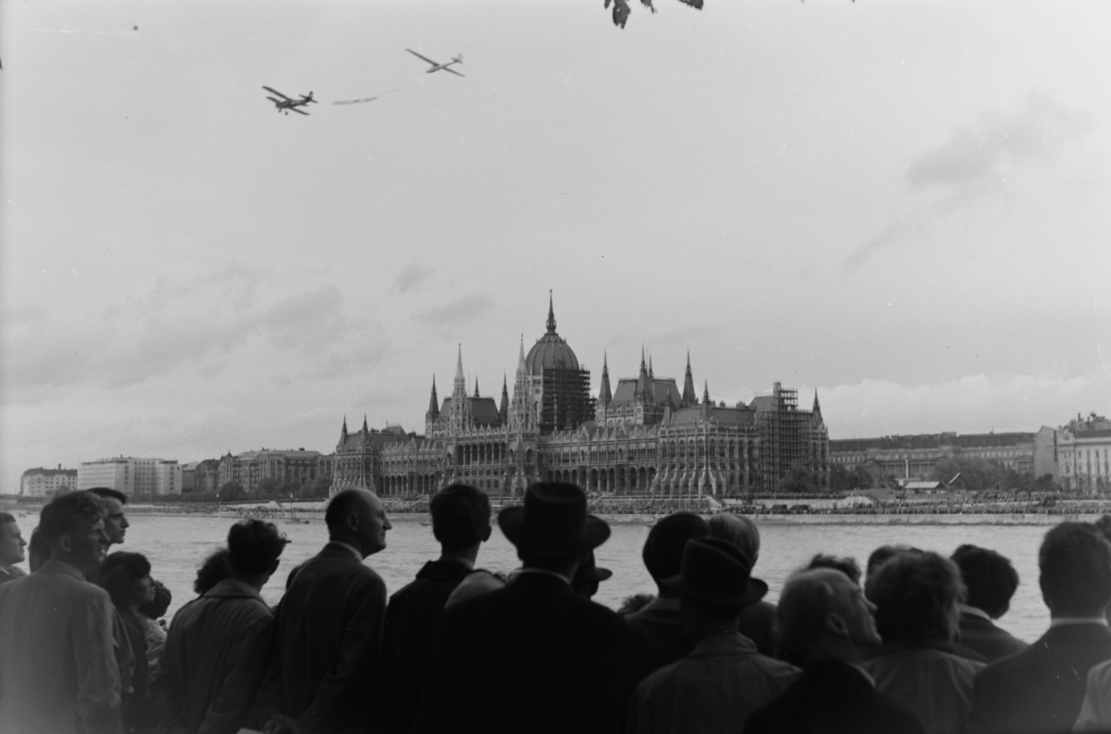 Hungary, Budapest V.,Budapest I., budai alsó rakpart, szemben a Parlament. Az augusztus 20-i vízi és légiparádé nézői., 1961, Inkey Tibor, parliament, Budapest, gaping, Fortepan #120770