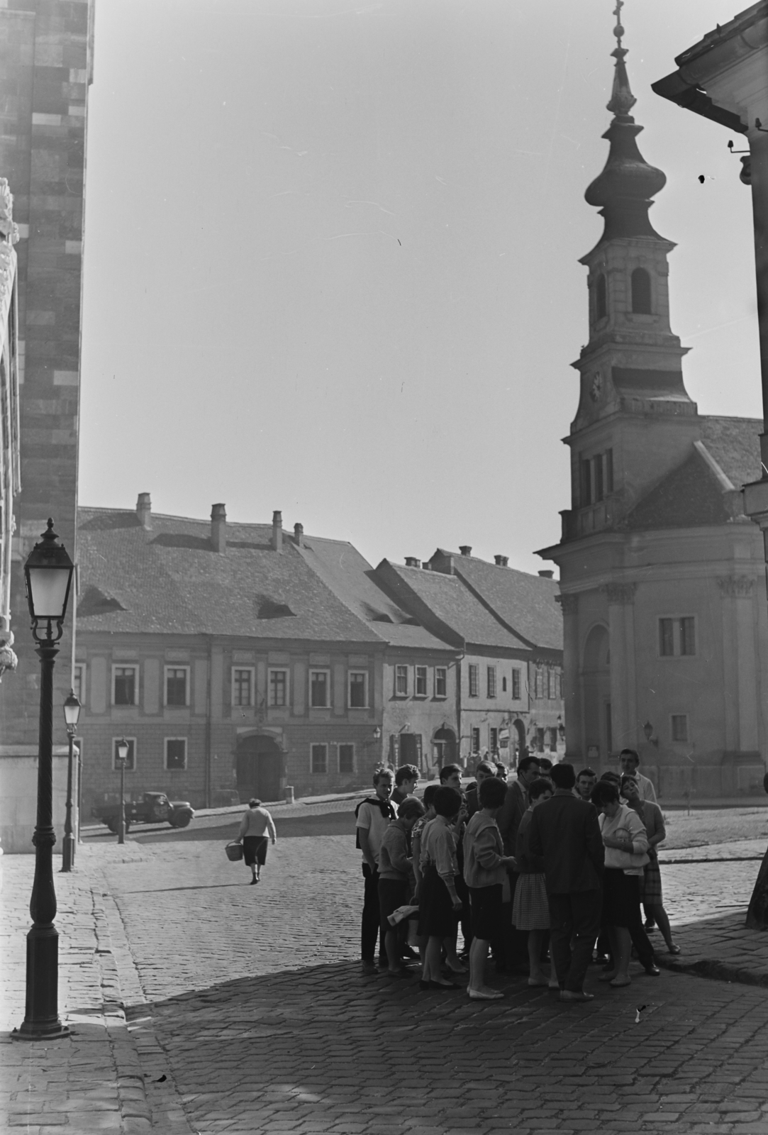 Magyarország, budai Vár, Budapest I., Bécsi kapu tér és a Budavári Evangélikus templom a Nándor (Petermann bíró) utcából nézve., 1960, Inkey Tibor, Budapest, turista, Fortepan #120775