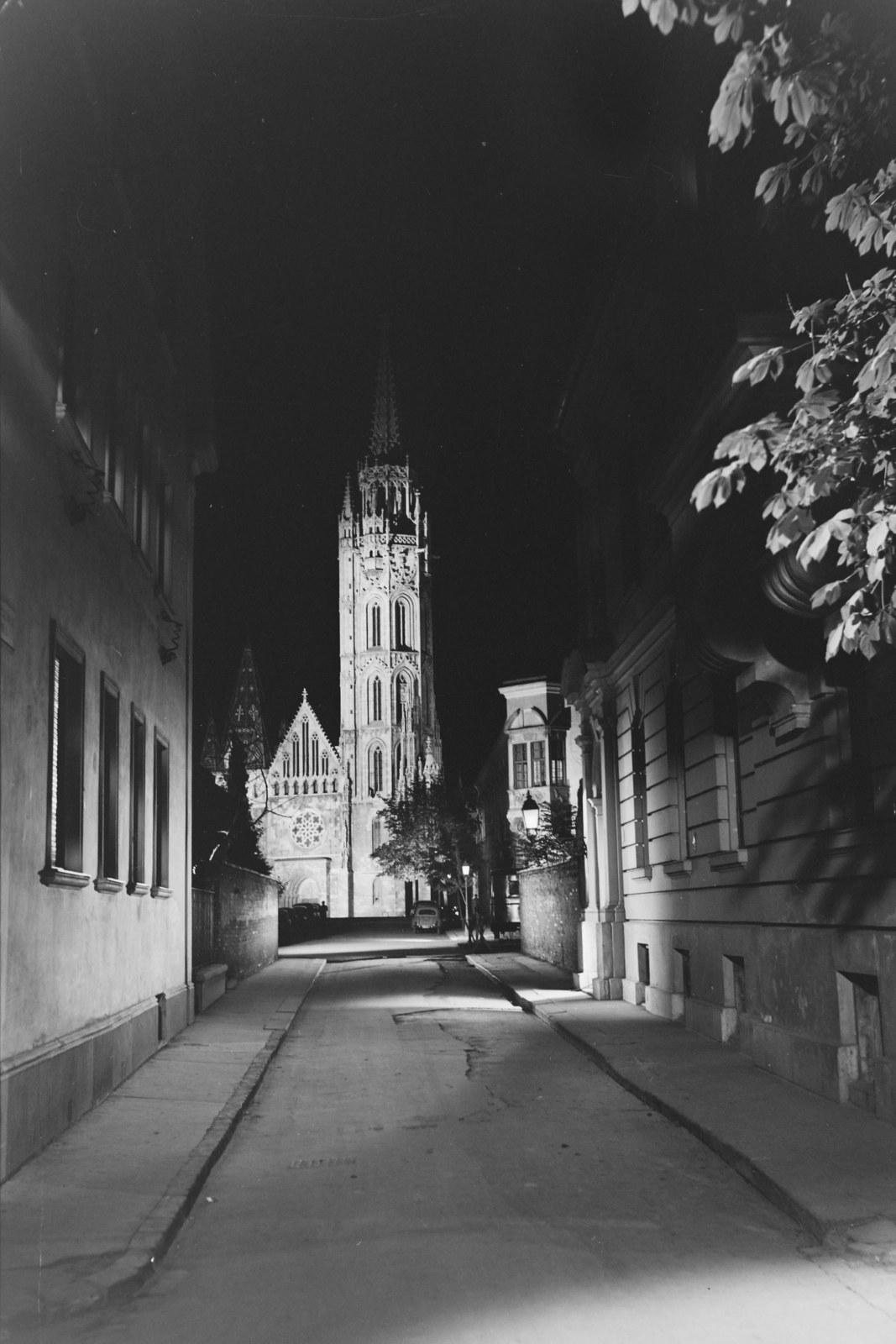 Hungary, Budapest I., Szentháromság utca a Tóth Árpád sétányról nézve, szemben a Mátyás-templom., 1960, Inkey Tibor, Budapest, night, Fortepan #120776