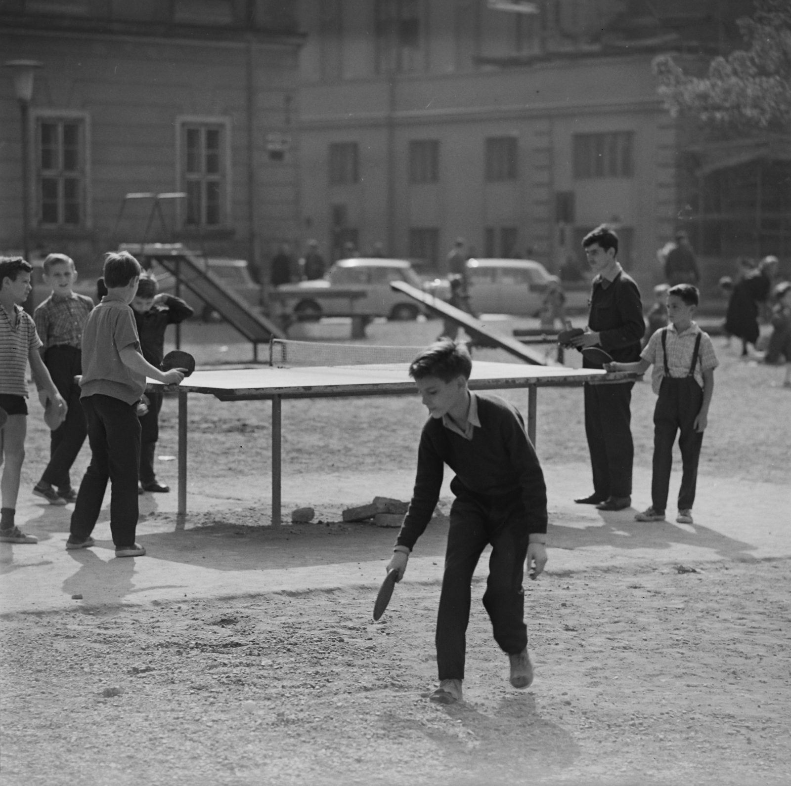 Hungary, Budapest V., játszótér a Szervita (Martinelli) tér mellett, a Bárczy István utca 2. helyén, a háttérben balra a Városháza., 1965, Inkey Tibor, Budapest, boys, table tennis table, Fortepan #120781