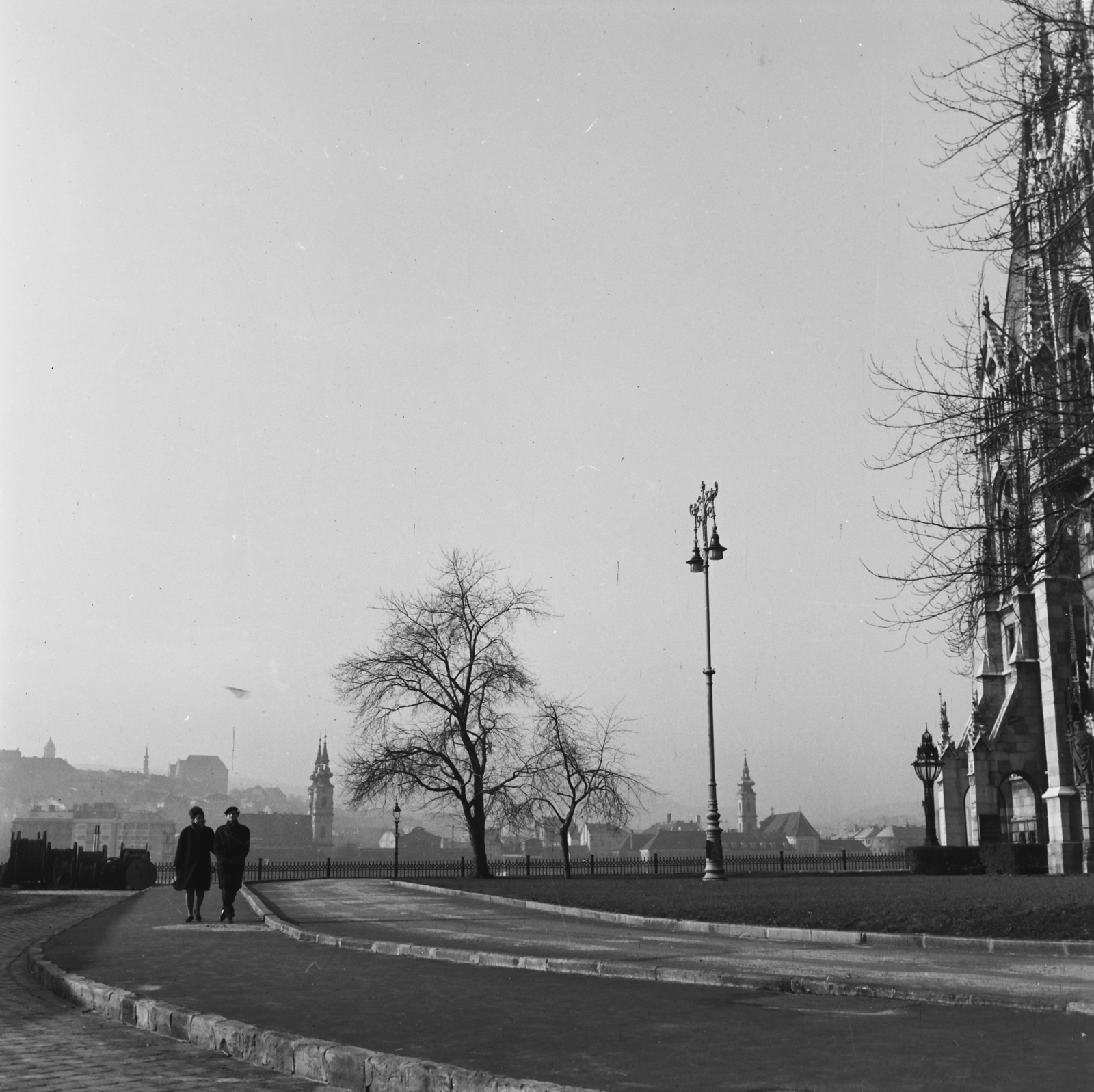 Hungary, Budapest V.,Budapest I., a Kossuth Lajos tér déli része a Parlament mellett, szemben a budai Duna-part., 1960, Inkey Tibor, Budapest, street lamp, Fortepan #120785