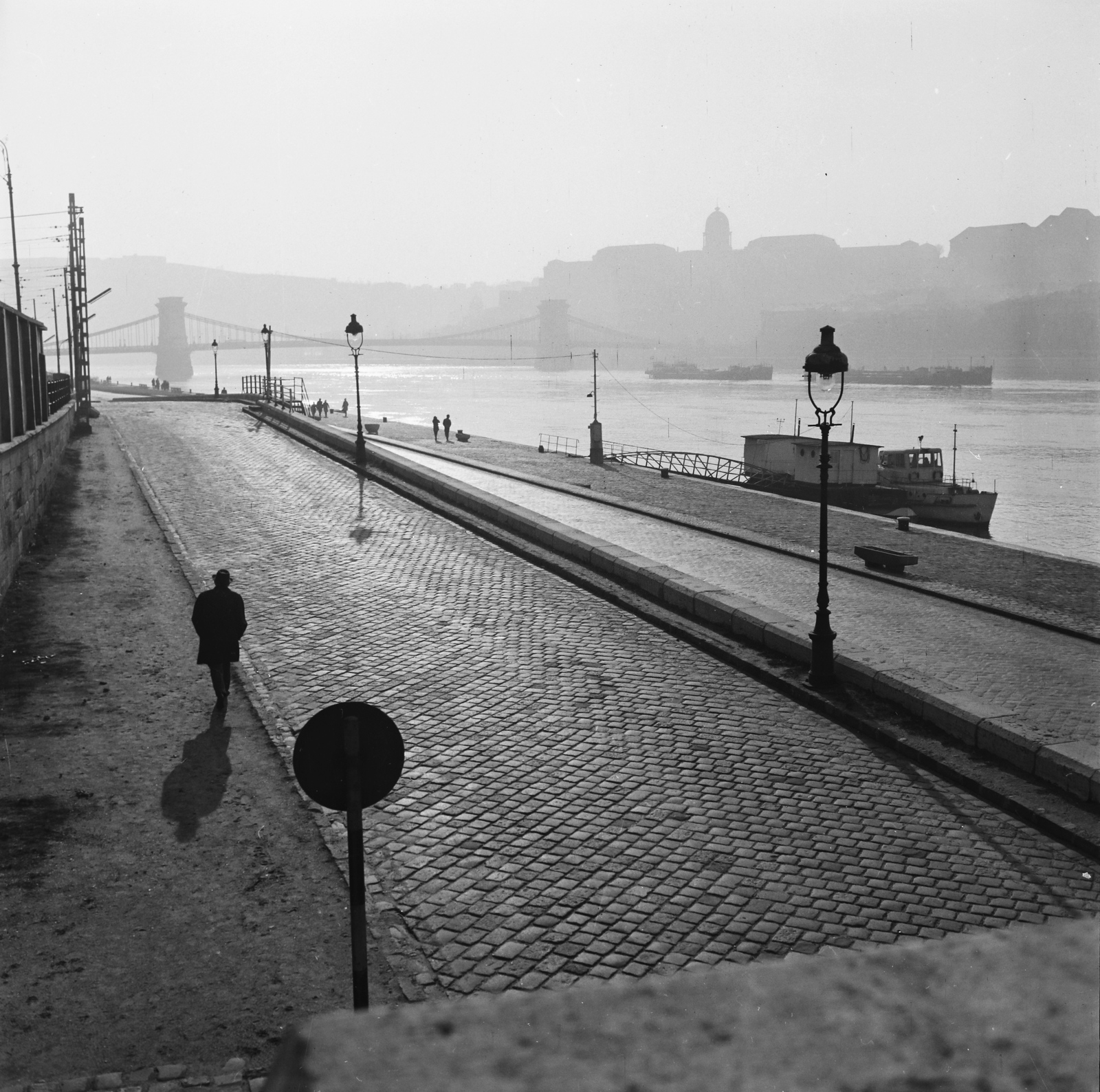 Hungary, Budapest V., lejáró a pesti alsó rakpartra a Parlament déli oldalánál, háttérben a Széchenyi Lánchíd és a Budavári Palota (korábban Királyi Palota)., 1963, Inkey Tibor, Budapest, silhouette, Fortepan #120788