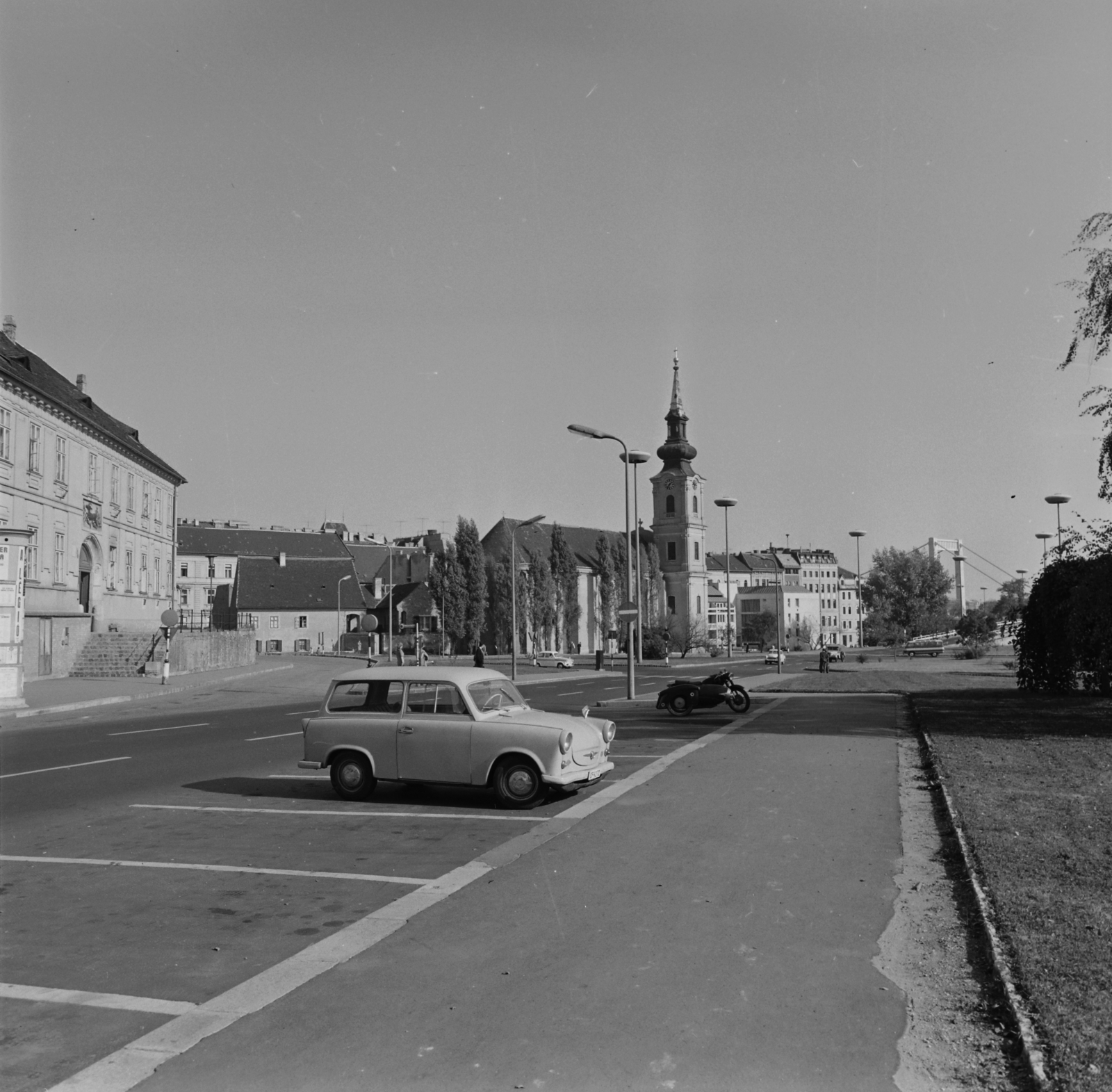 Magyarország, Budapest I., Attila út a Szarvas térnél. Jobbra a Szarvas-ház, szemben az Alexandriai Szent Katalin-templom., 1967, Inkey Tibor, Trabant 500, Budapest, Fortepan #120790