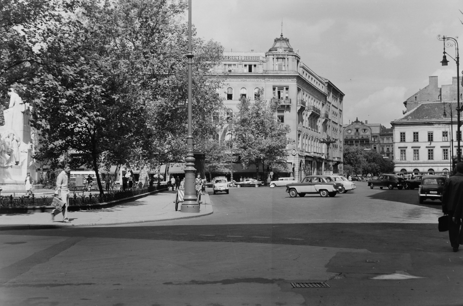Magyarország, Budapest V., Vörösmarty tér, szemben a Gerbeaud ház, mögötte a József Nádor tér, balra Vörösmarty Mihály szobra., 1969, Inkey Tibor, Chevrolet Bel Air, Chevrolet 210, Budapest, Fortepan #120794
