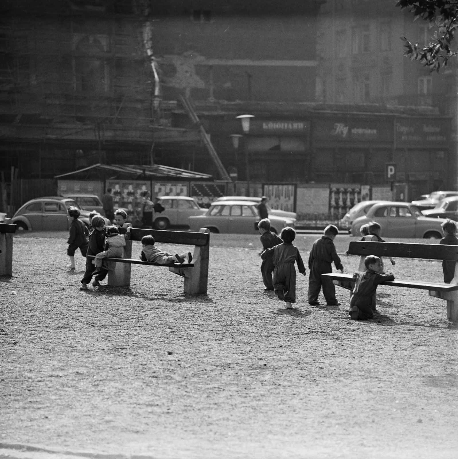 Magyarország, Budapest V., Szervita (Martinelli) tér, balra a Belvárosi Szent Anna-templom (szervita templom), jobbra a háttérben a Petőfi Sándor utca., 1965, Inkey Tibor, Budapest, pad, gyerekek, Fortepan #120800