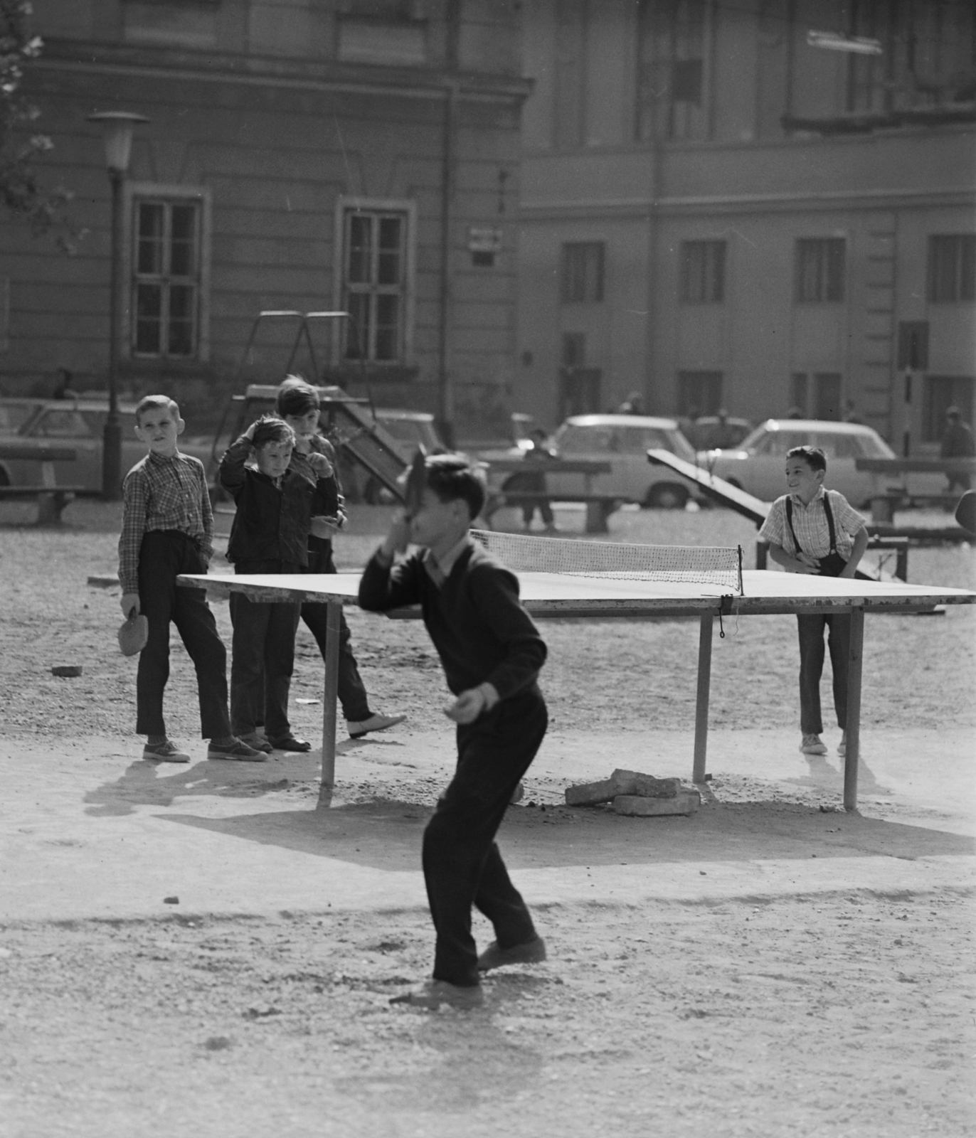 Hungary, Budapest V., játszótér a Szervita (Martinelli) tér mellett, a Bárczy István utca 2. helyén, a háttérben balra a Városháza., 1965, Inkey Tibor, Budapest, table tennis table, Fortepan #120801
