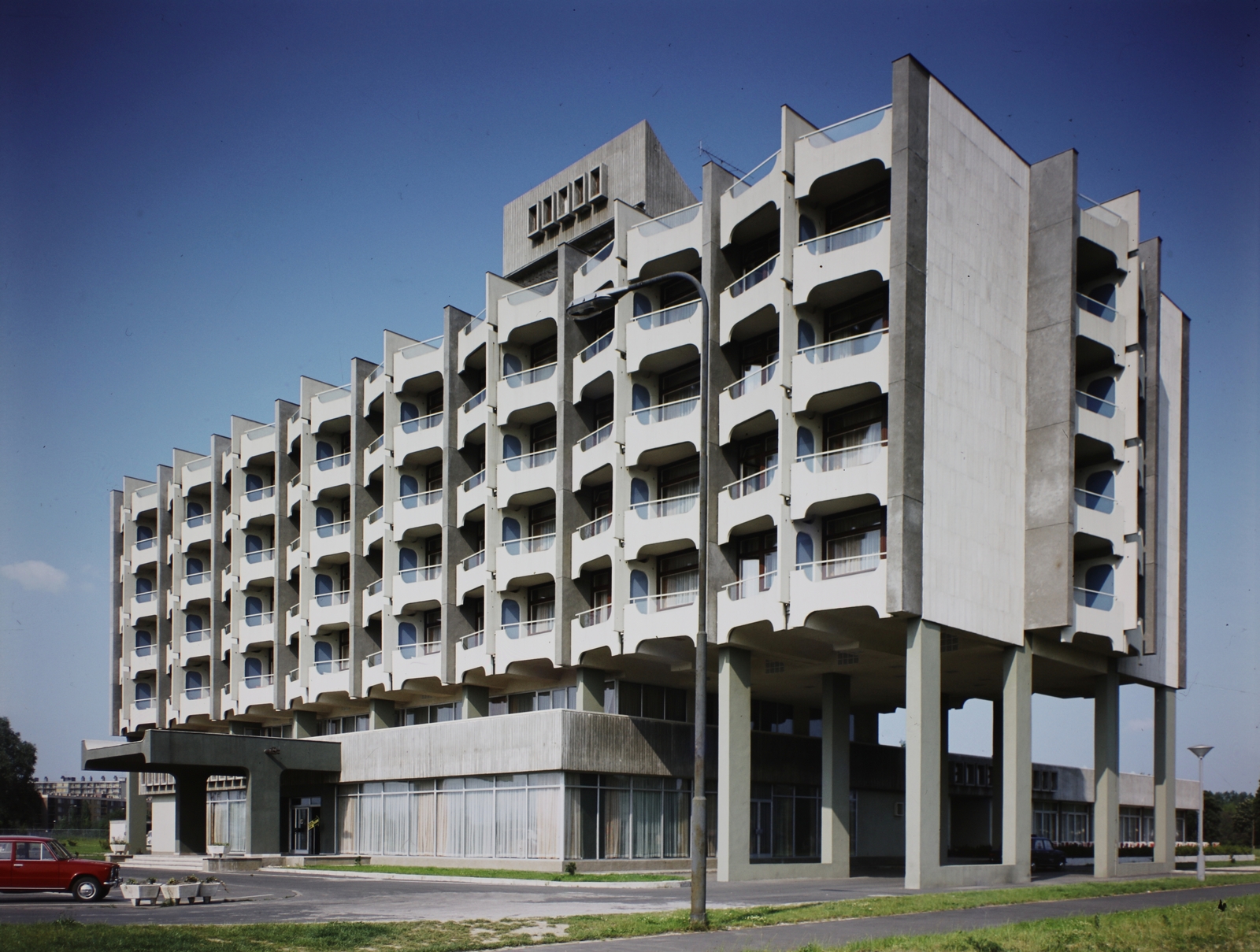 Hungary, Szombathely, Bartók Béla körút 39., Hotel Claudius., 1976, Inkey Tibor, colorful, hotel, modern architecture, balcony, Fortepan #120808
