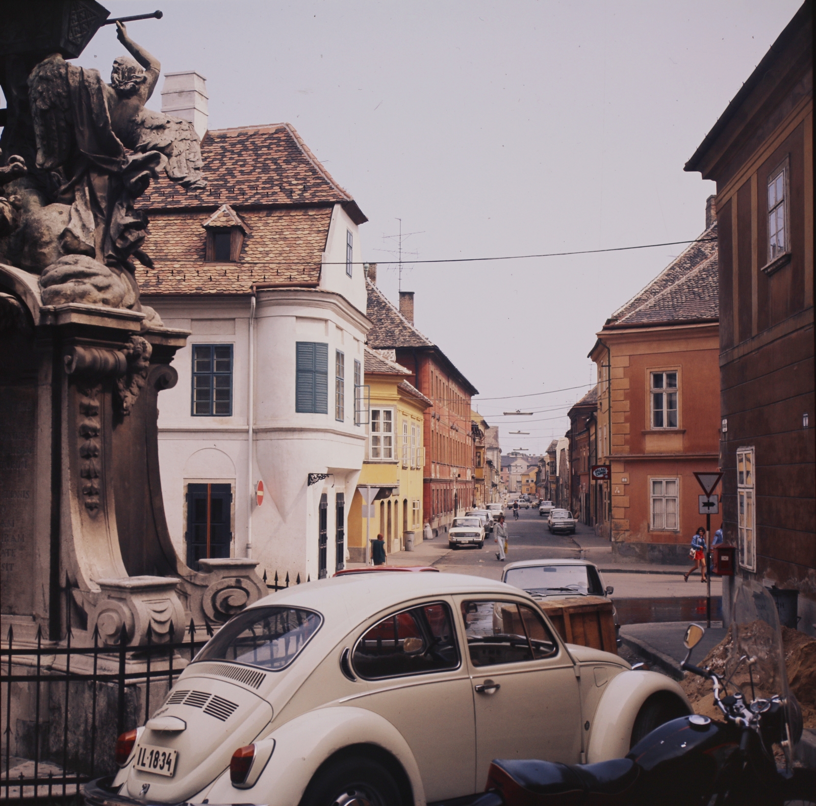 Magyarország, Győr, Gutenberg tér a Frigyláda-szobor mellett. Szemben az Apáca (Rózsa Ferenc) utca, balra a Kreszta-ház., 1975, Inkey Tibor, színes, Volkswagen-márka, Volkswagen Bogár, rendszám, Fortepan #120810