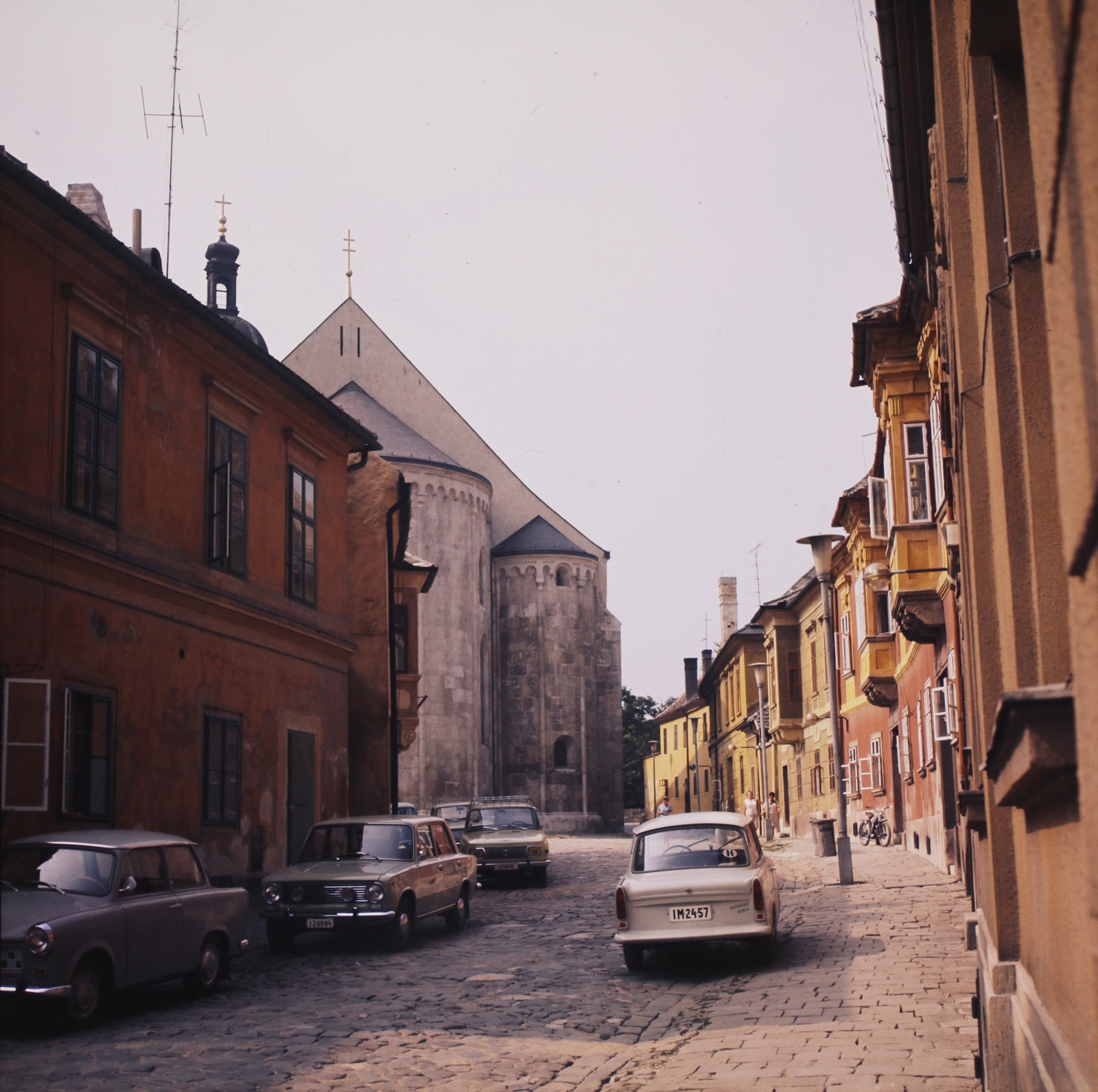 Magyarország, Győr, Káptalandomb, szemben a Székesegyház., 1975, Inkey Tibor, színes, rendszám, VAZ 2101, Trabant 601, Fortepan #120813