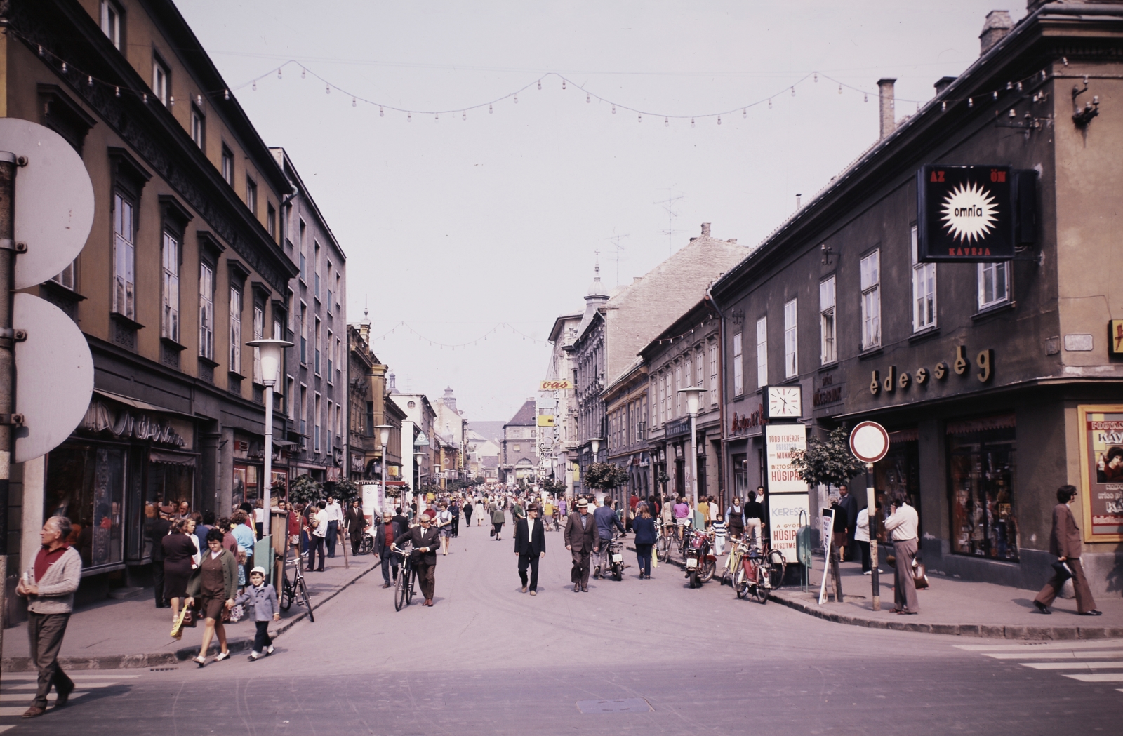 Magyarország, Győr, Baross Gábor (Lenin) út az Árpád úttól a Bajcsy-Zsilinszky út felé nézve., 1975, Inkey Tibor, színes, köztéri óra, Omnia-márka, sétálóutca, Fortepan #120815