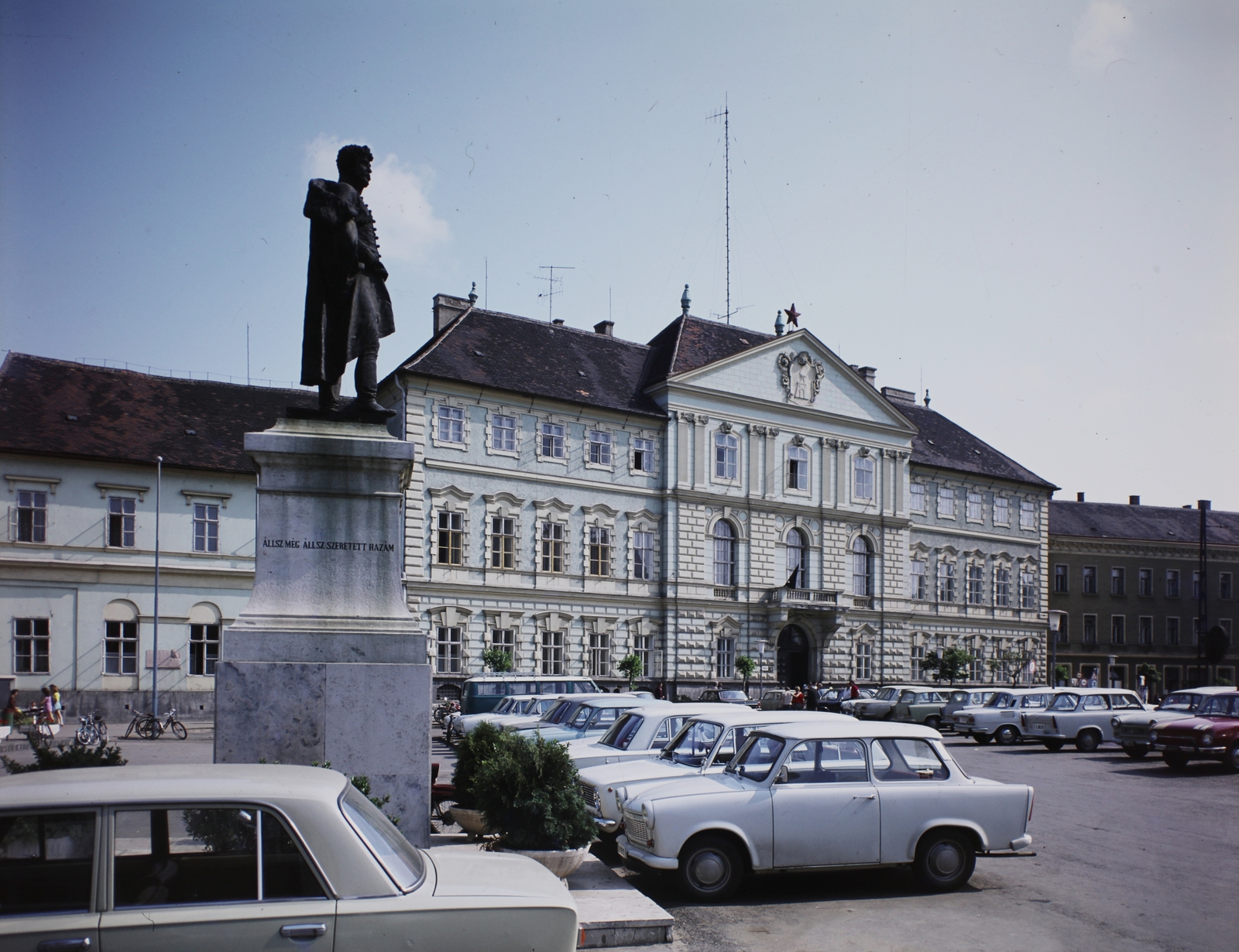 Hungary, Szombathely, Berzsenyi Dániel tér, a Megyeháza épülete, előtte Berzsenyi Dániel szobra (Kiss György, 1896.), 1974, Inkey Tibor, colorful, Trabant-brand, sculpture, Red Star, Fortepan #120820