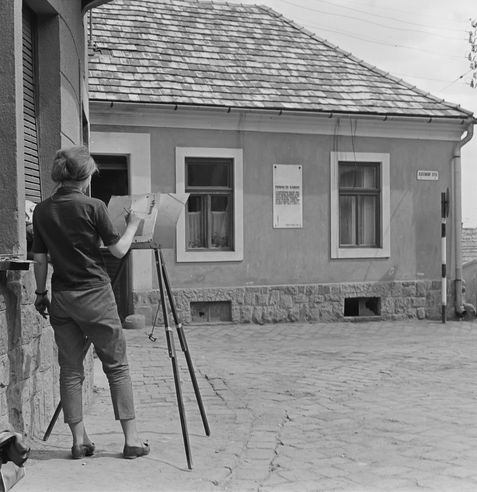 Hungary, Szentendre, Alkotmány utca 1., itt élt és alkotott Ferenczy Károly festőművész 1889 - 1892 között., 1961, Inkey Tibor, back, painter, memorial plaque, easel, street name sign, Fortepan #120829