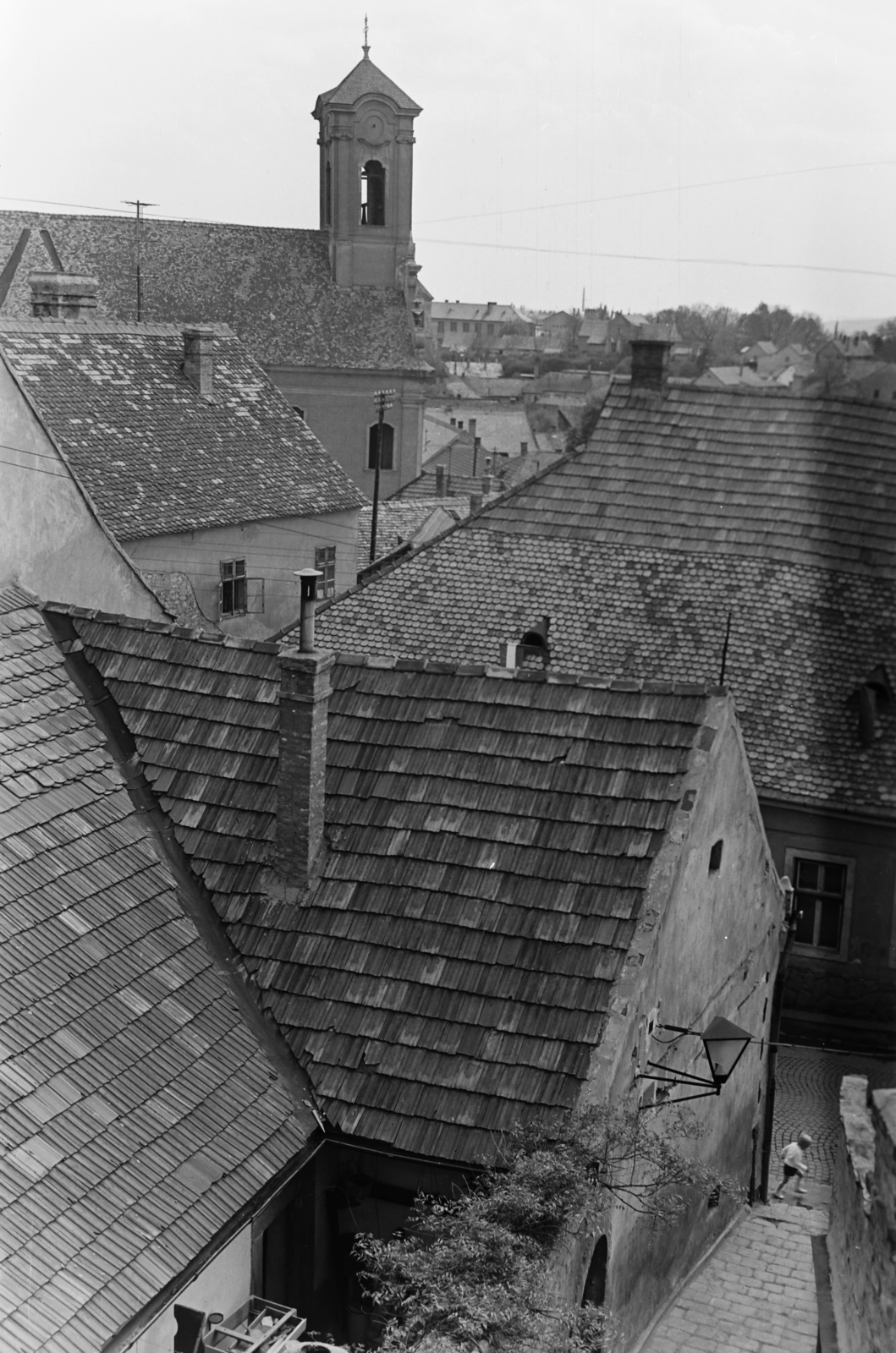 Hungary, Szentendre, Szent Péter-Pál-templom a Várdombról nézve, előtérben a Templom teret a Fő (Marx) térrel összekötő lépcső., 1961, Inkey Tibor, Fortepan #120835