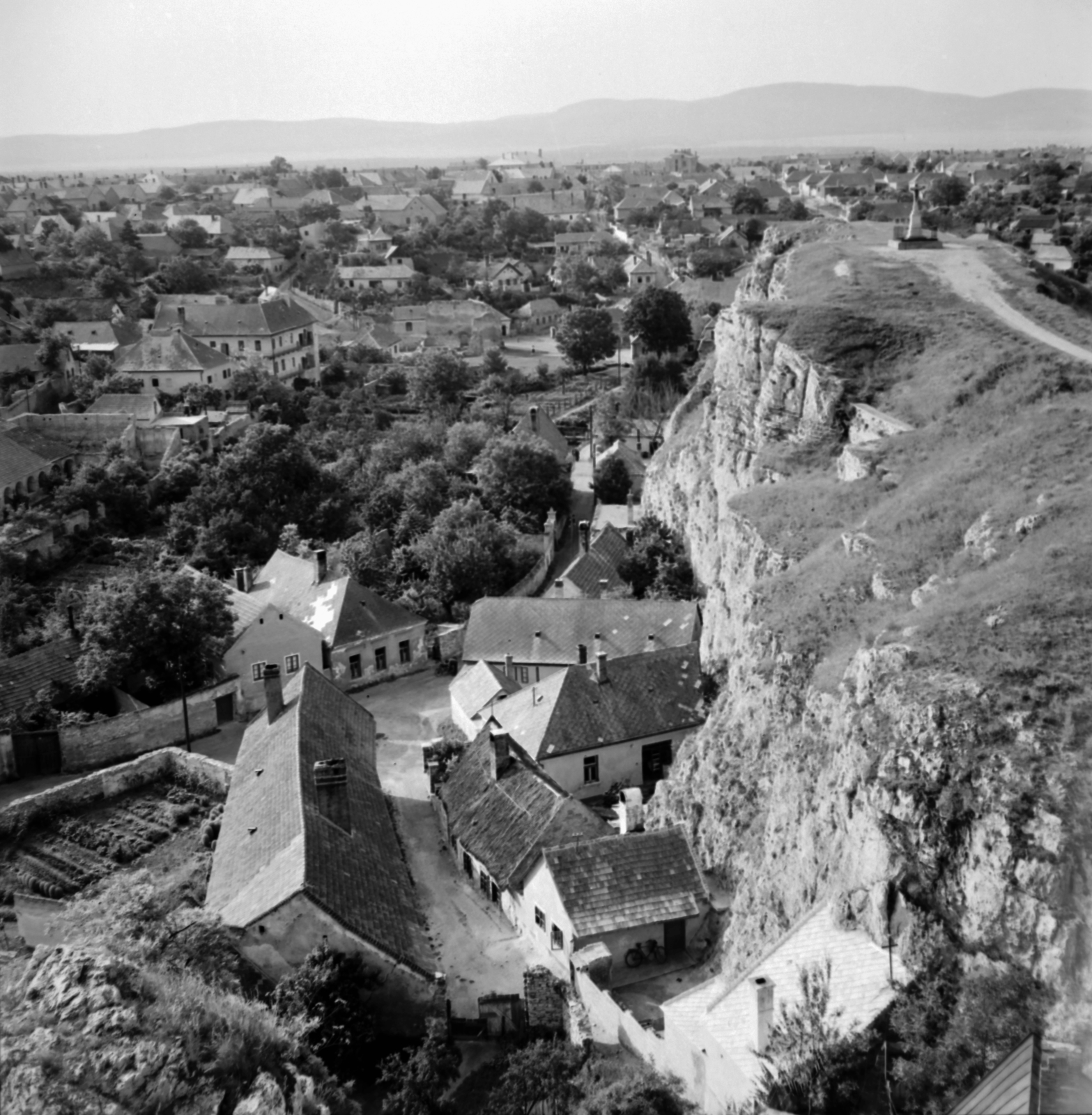 Magyarország, Veszprém, kilátás a Várból, előtérben jobbra a Benedek-hegy., 1961, Inkey Tibor, madártávlat, Fortepan #120843