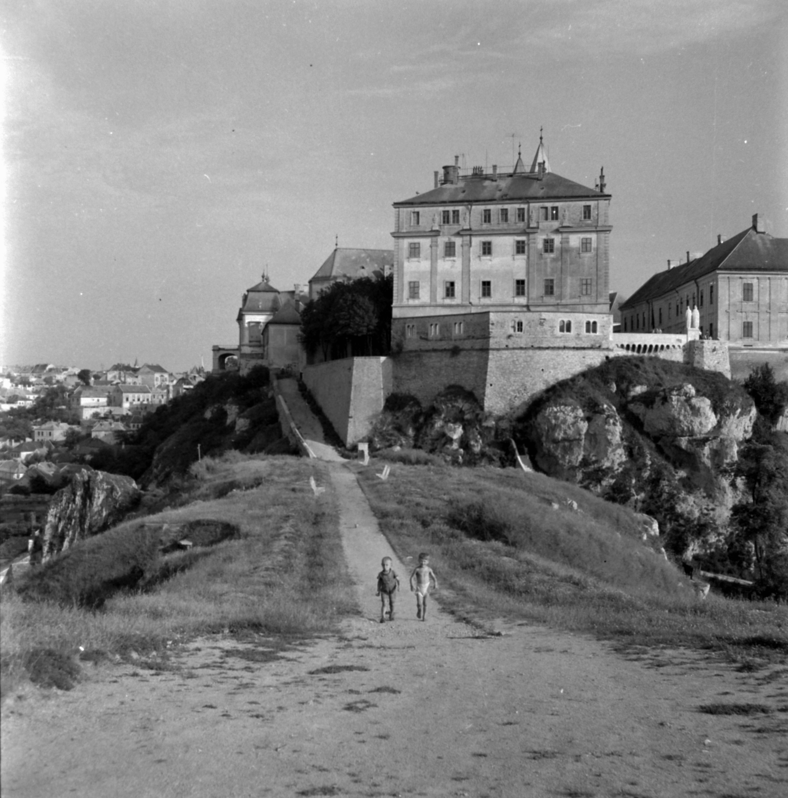 Magyarország, Veszprém, Benedek-hegy, kilátás a város és a Vár felé nézve., 1960, Inkey Tibor, lejtő, Fortepan #120845