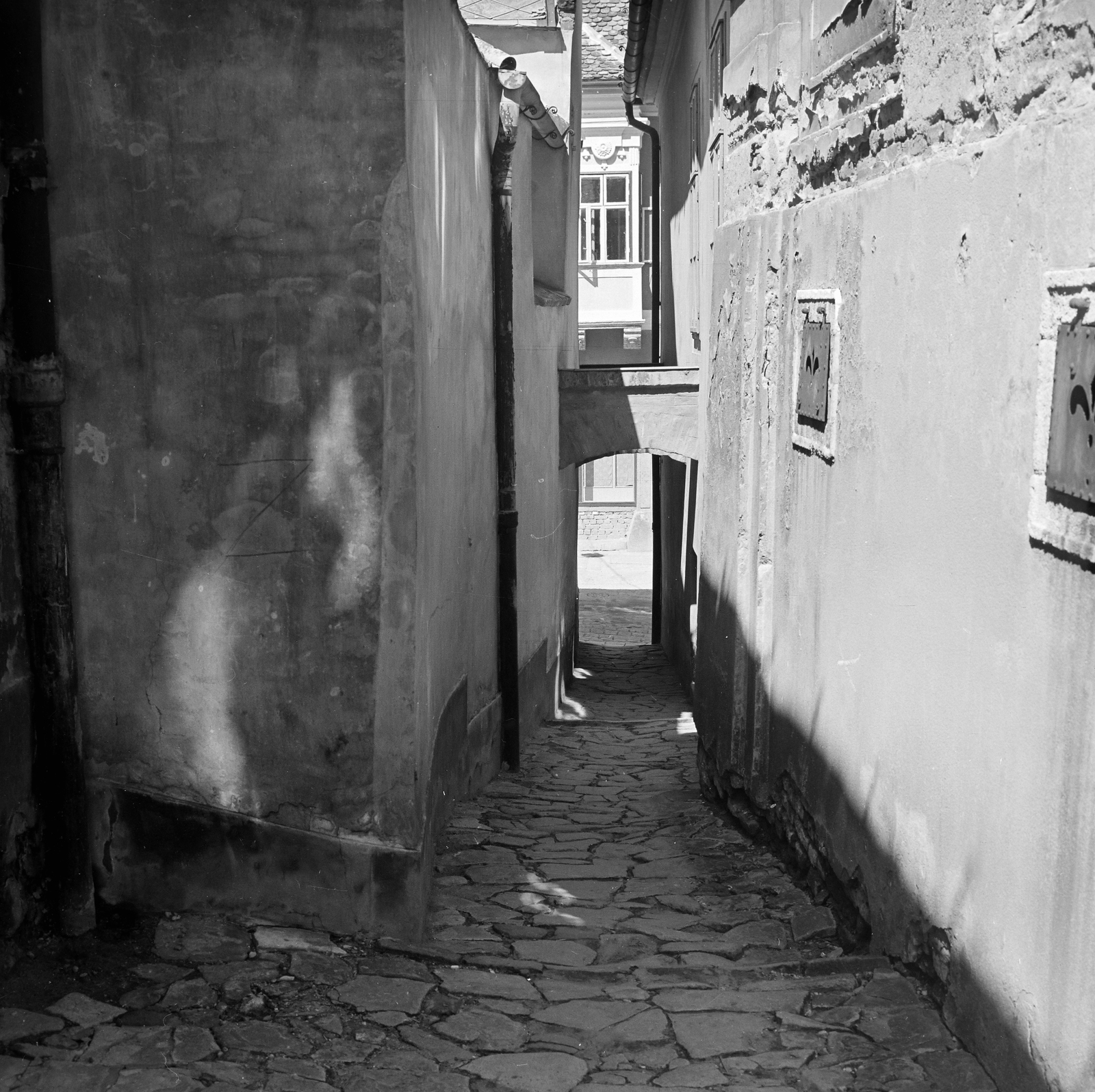 Hungary, Győr, a felvétel a Káptalandomb 26-os számú épület, az Egyházmegyei Könyvtár és Múzeum (később Egyházmegyei Kincstár és Könyvtár) / és Diákotthon (később Papi Otthon) előtt készült. A sikátoron túl a Káptalandomb 15., az egykori nagypréposti palota részlete látható., 1963, Inkey Tibor, Fortepan #120863