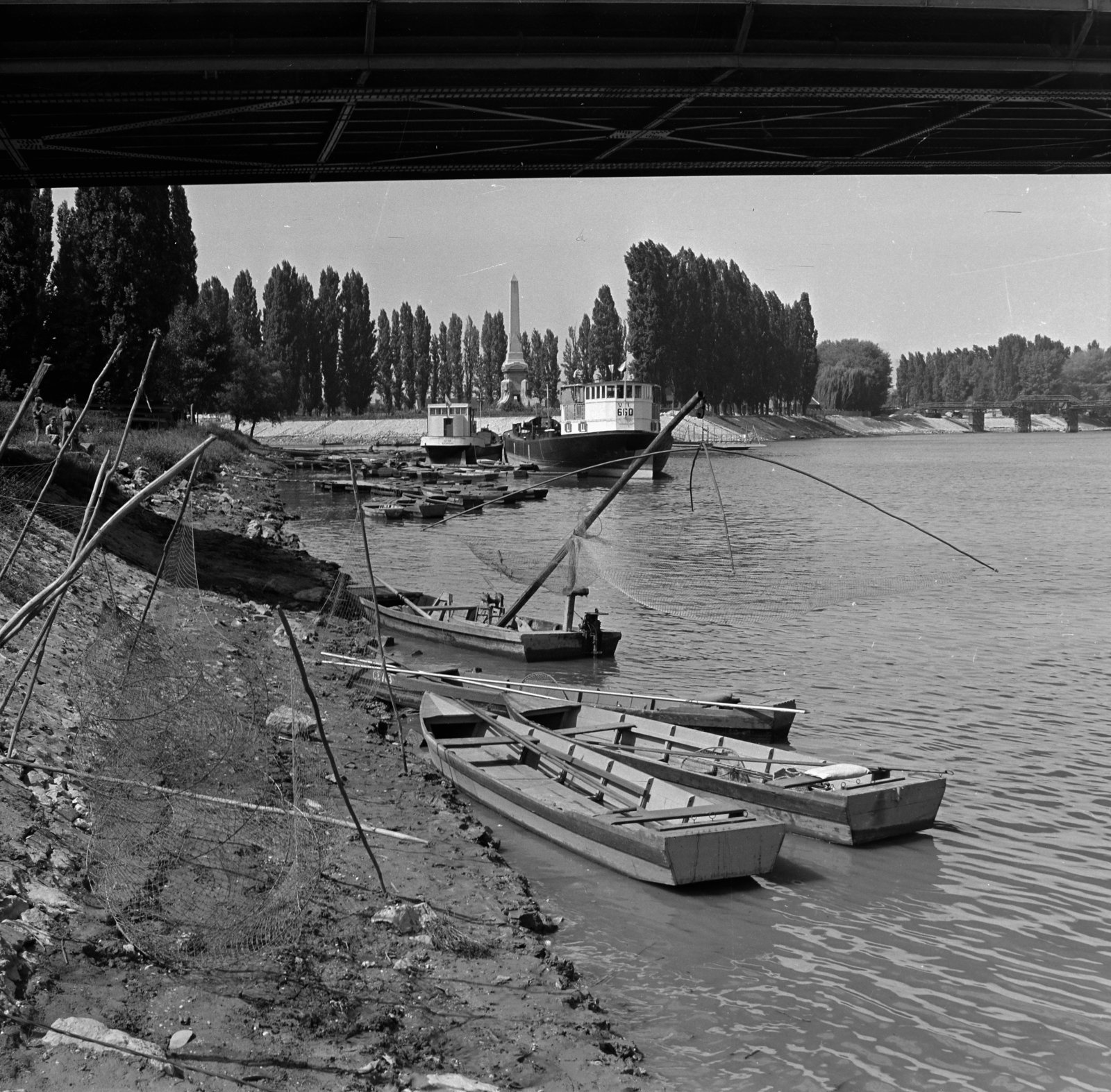 Hungary, Győr, a Mosoni-Duna és a Rába összefolyása a Kossuth híd alól nézve. Háttérben középen a Cziráky-emlékmű., 1963, Inkey Tibor, Fortepan #120869