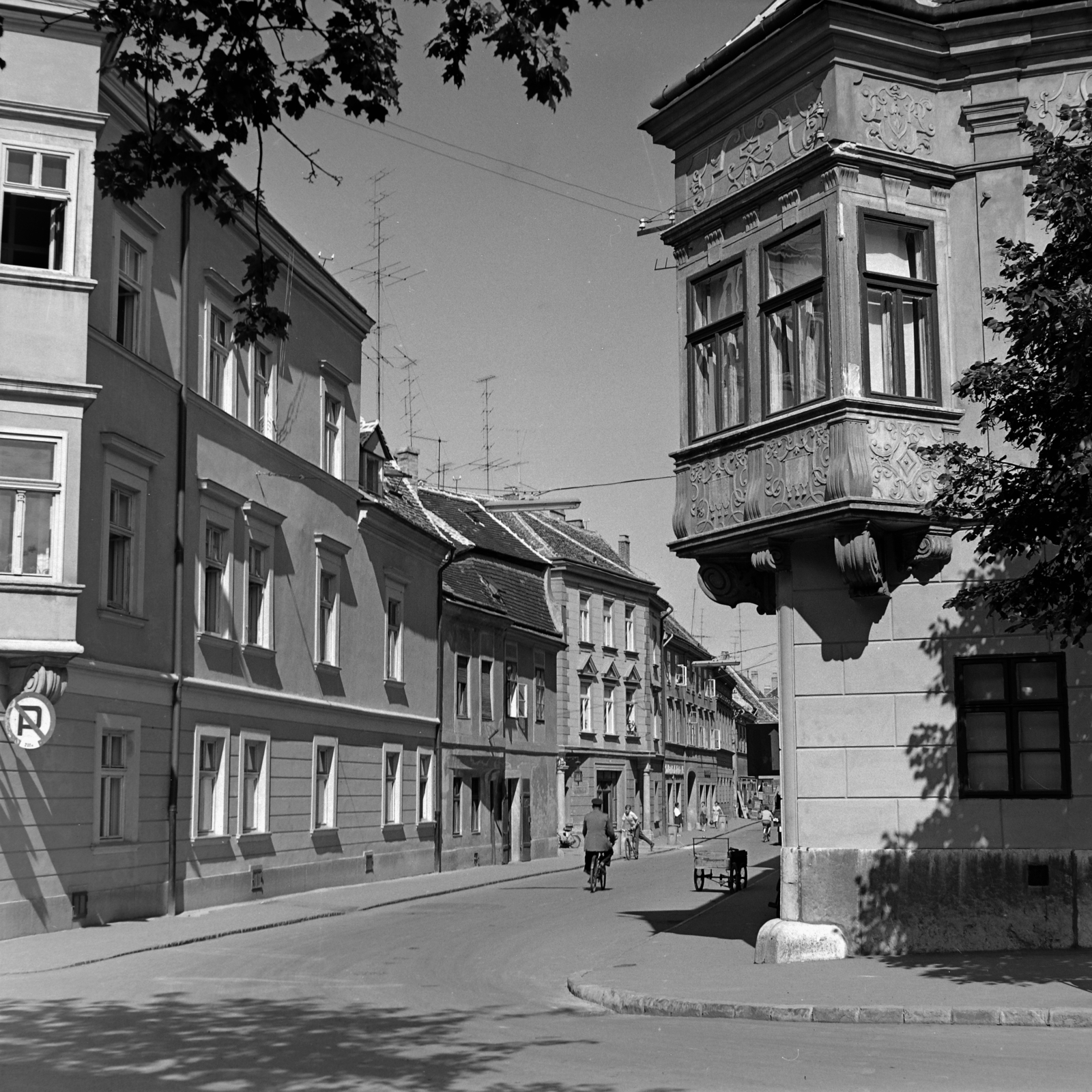 Hungary, Győr, Király (Alkotmány) utca a Bécsi kapu (Köztársaság) térről nézve, jobbra az Altabak-ház., 1963, Inkey Tibor, bicycle, architectural ornament, enclosed balcony, Fortepan #120879